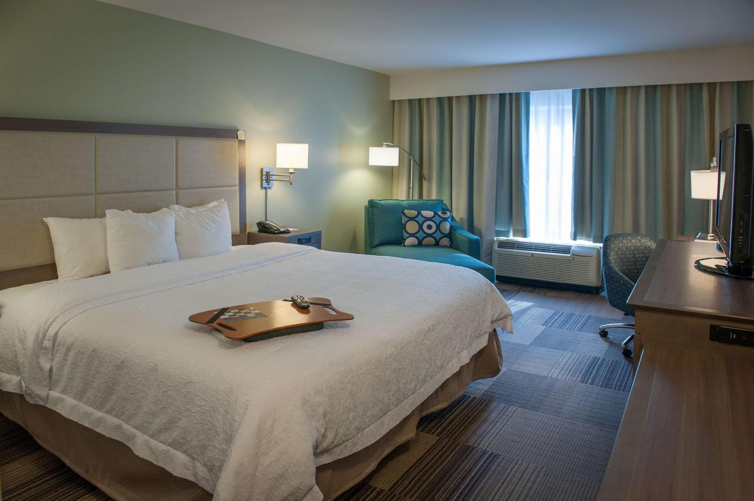 King Room with King Bed - Non-Smoking - Photo 3