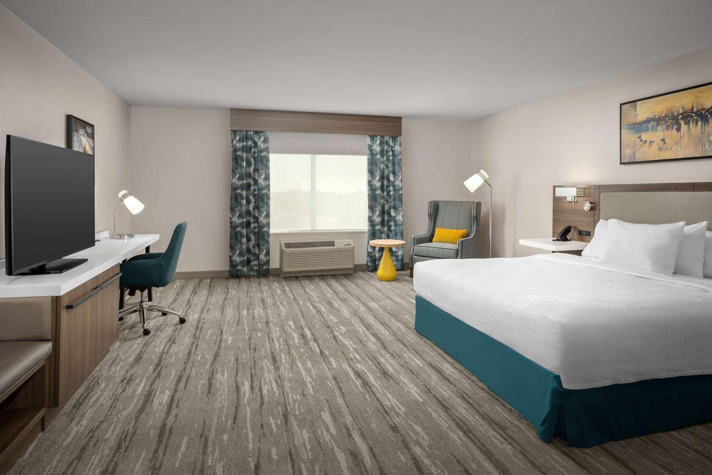 King Room with Roll-In Shower - Mobility Access - Photo 3