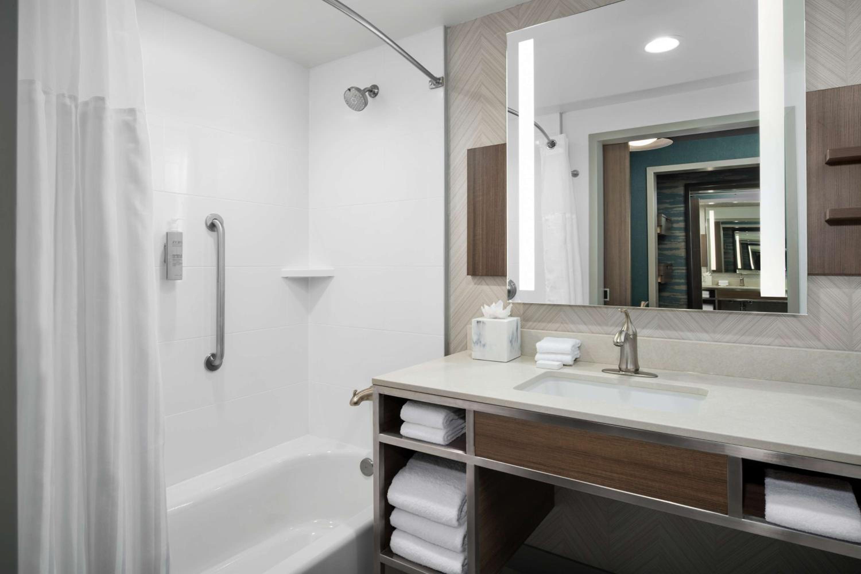 Deluxe King Room - Photo 4