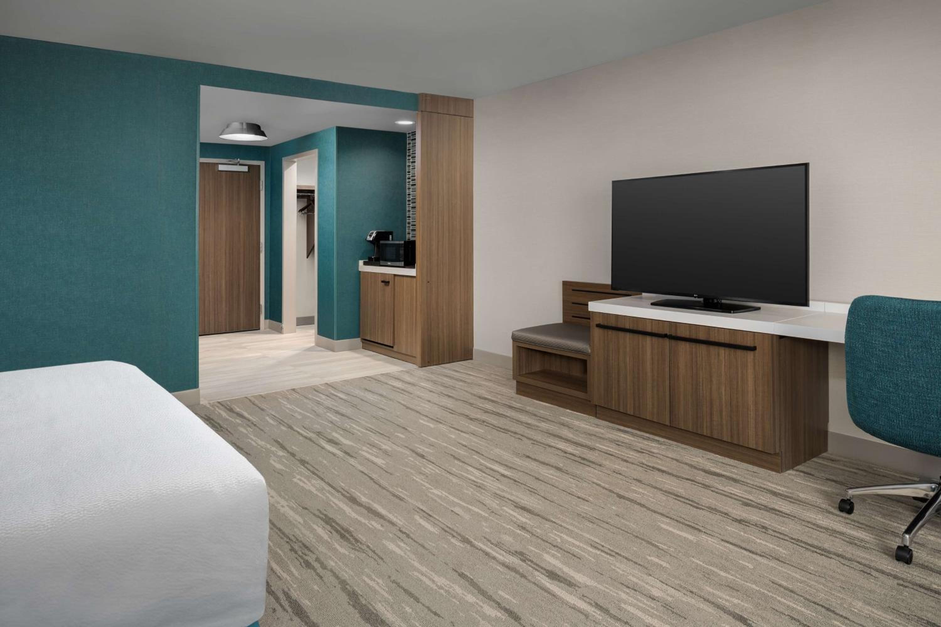 King Room with Roll-In Shower - Mobility Access - Photo 2