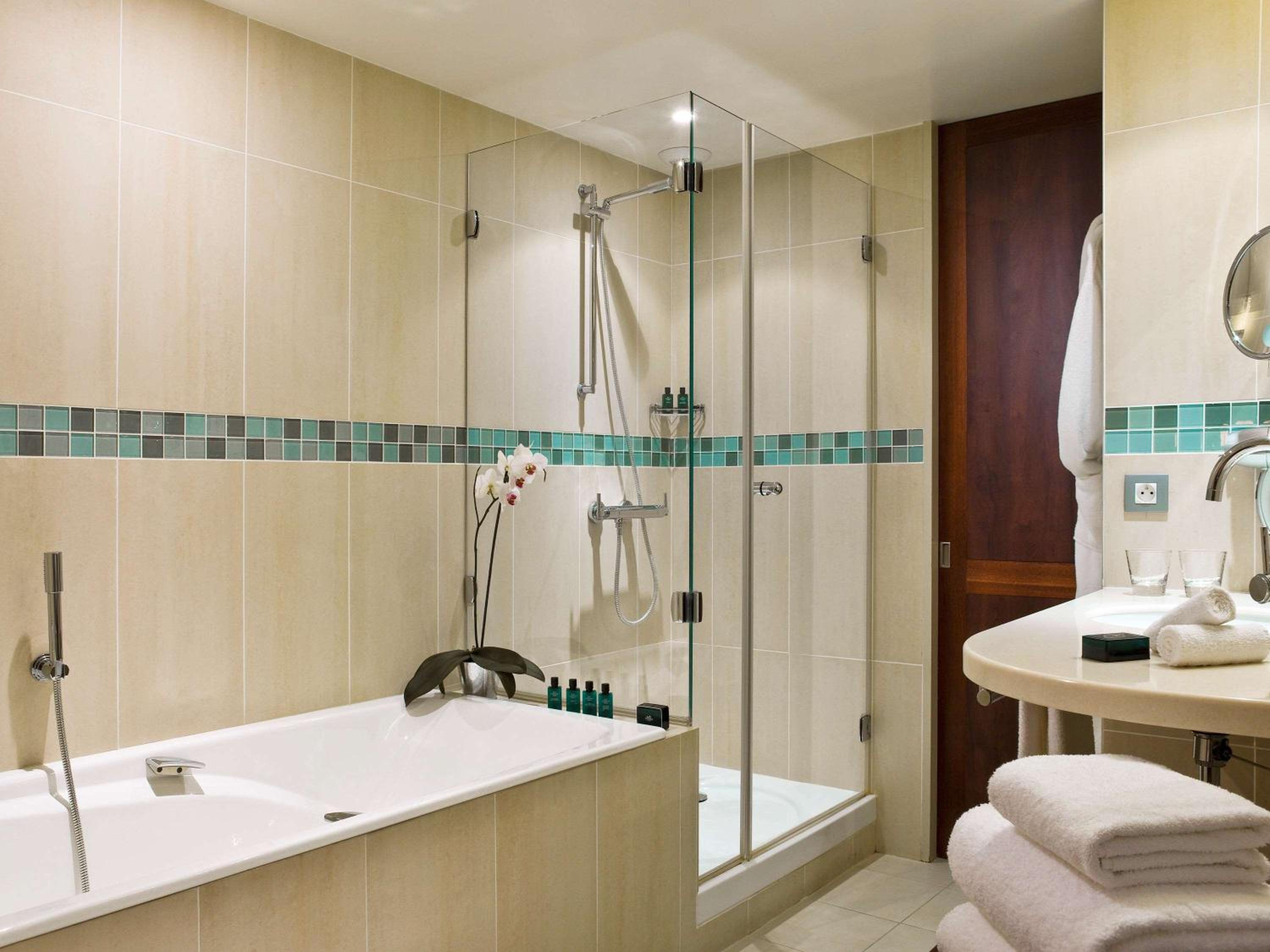 Luxury King Room with Old Port View and Terrace - Spa/Gym Access, photo 6