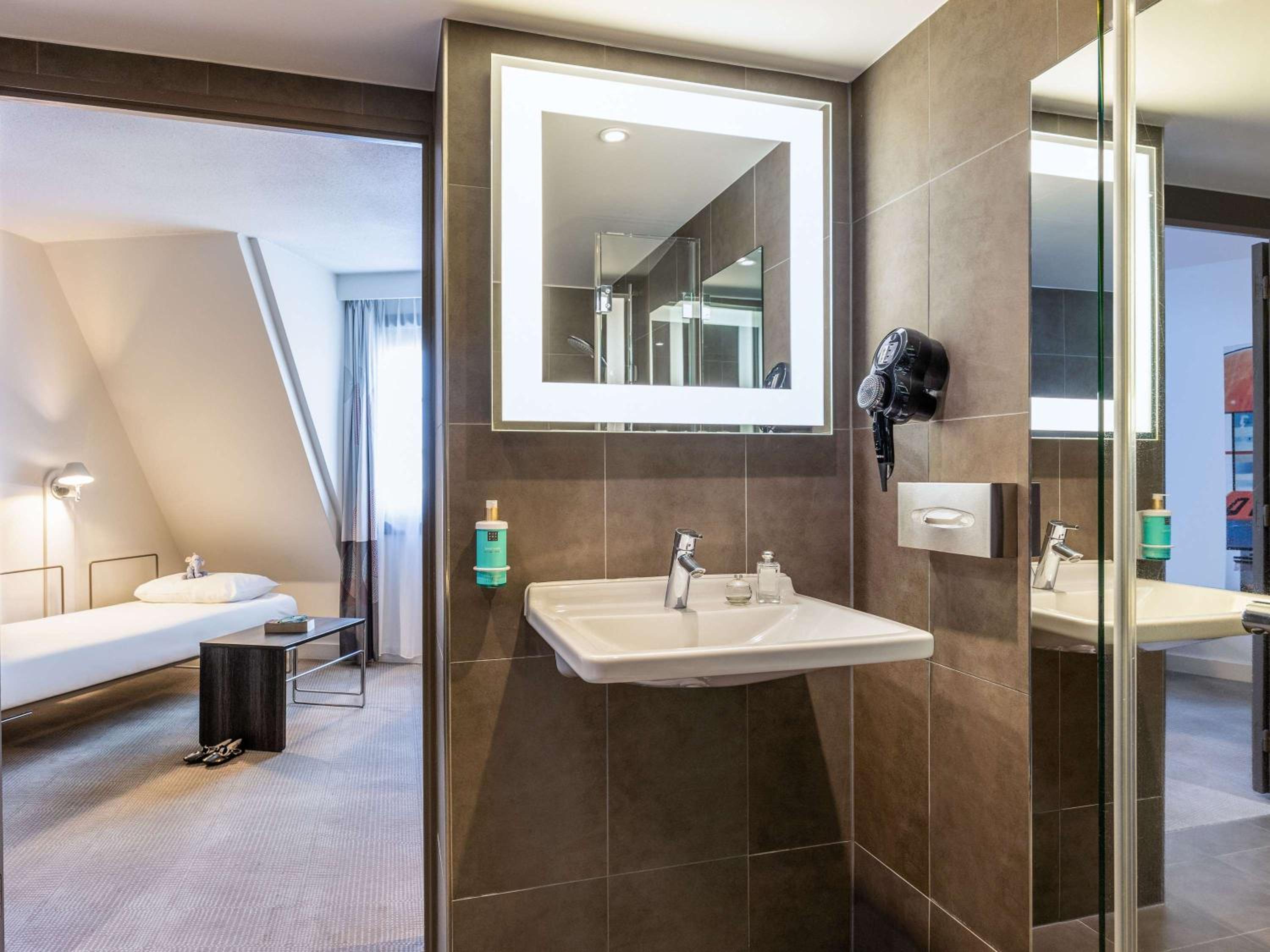 Accessible Superior Room with Double Bed and Two Sofabeds photo 2