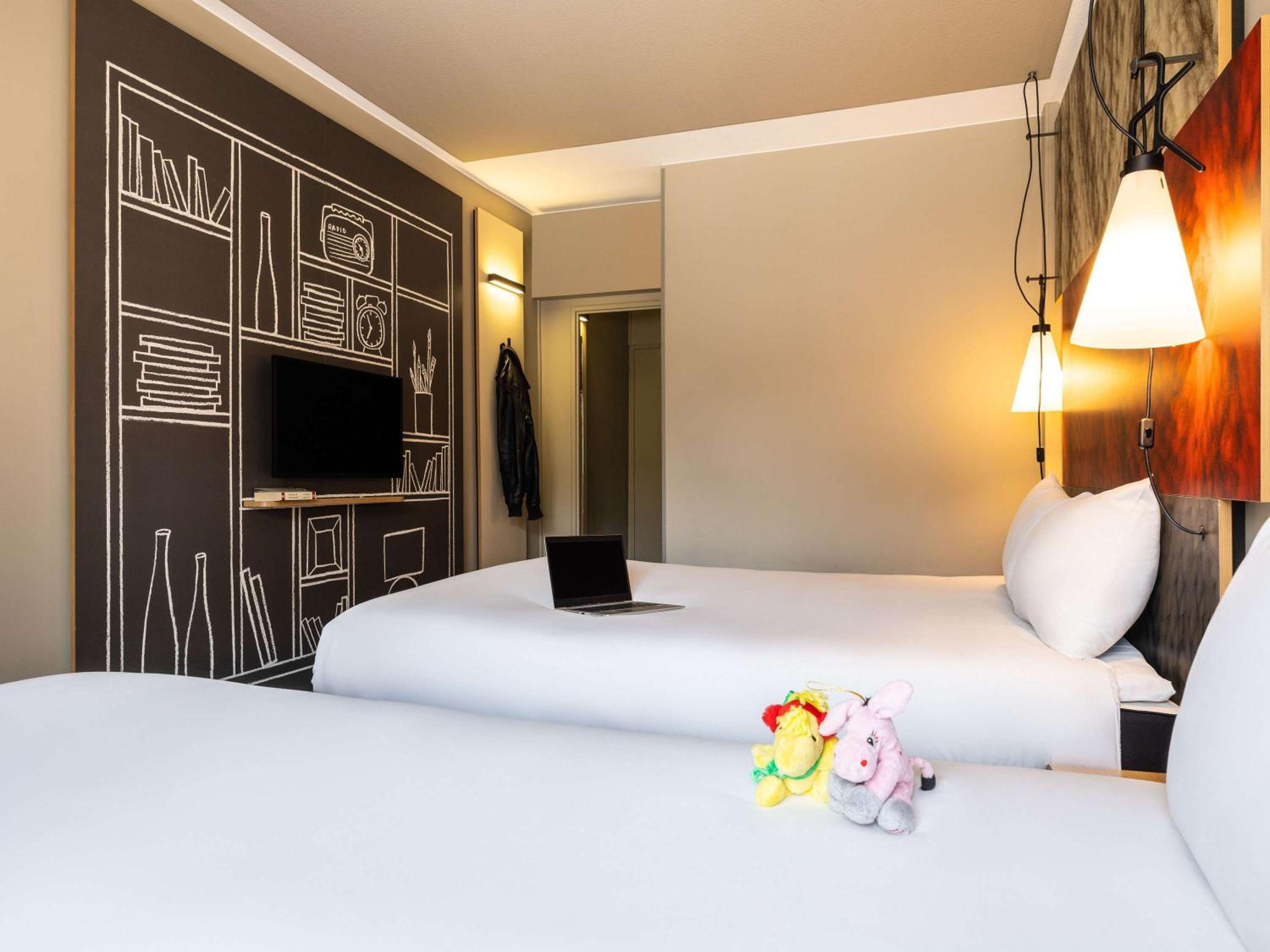 Standard Room with Double Bed and Single Bed photo 3