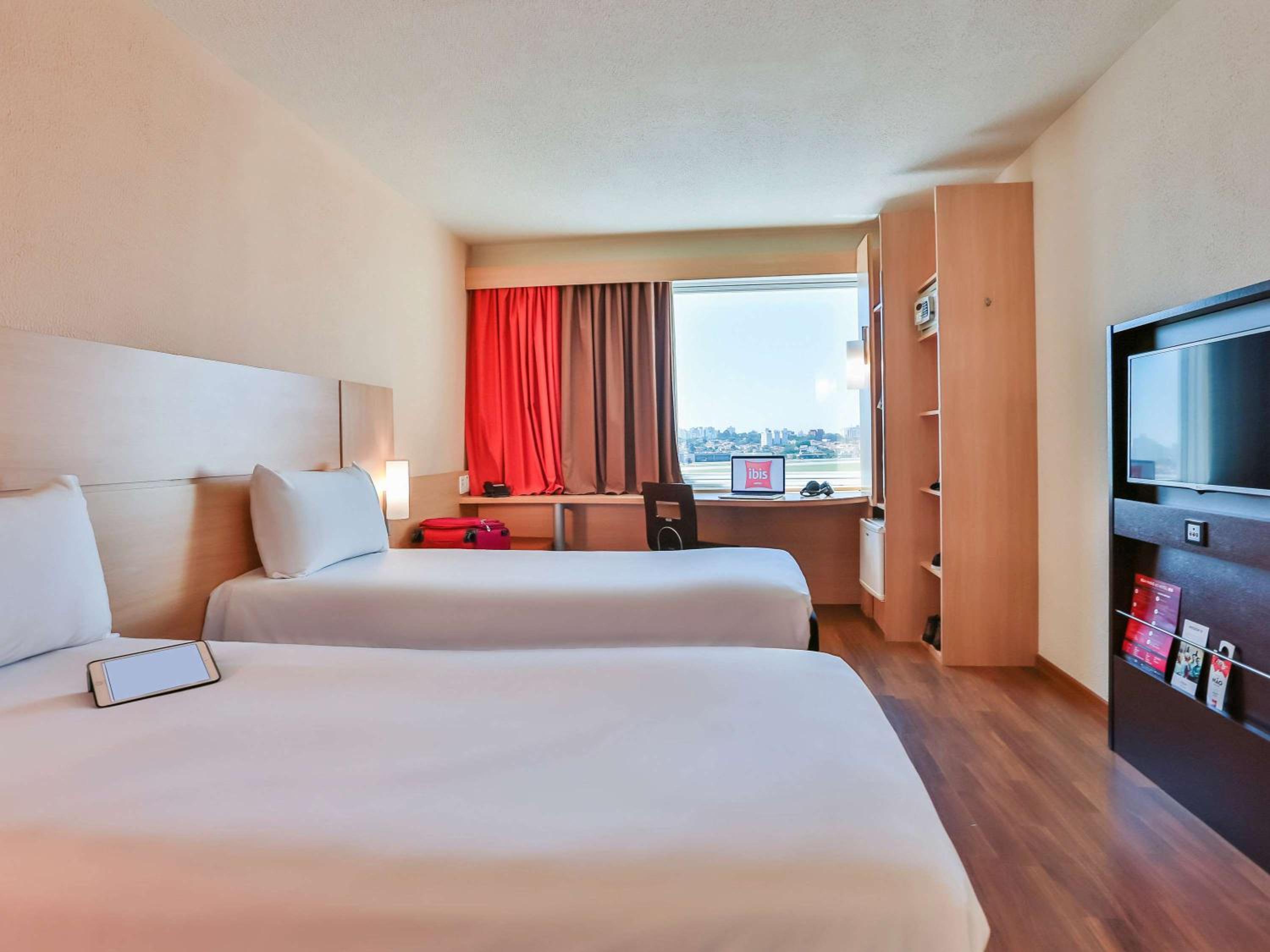 Standard Room with One Double Bed and One Single Bed