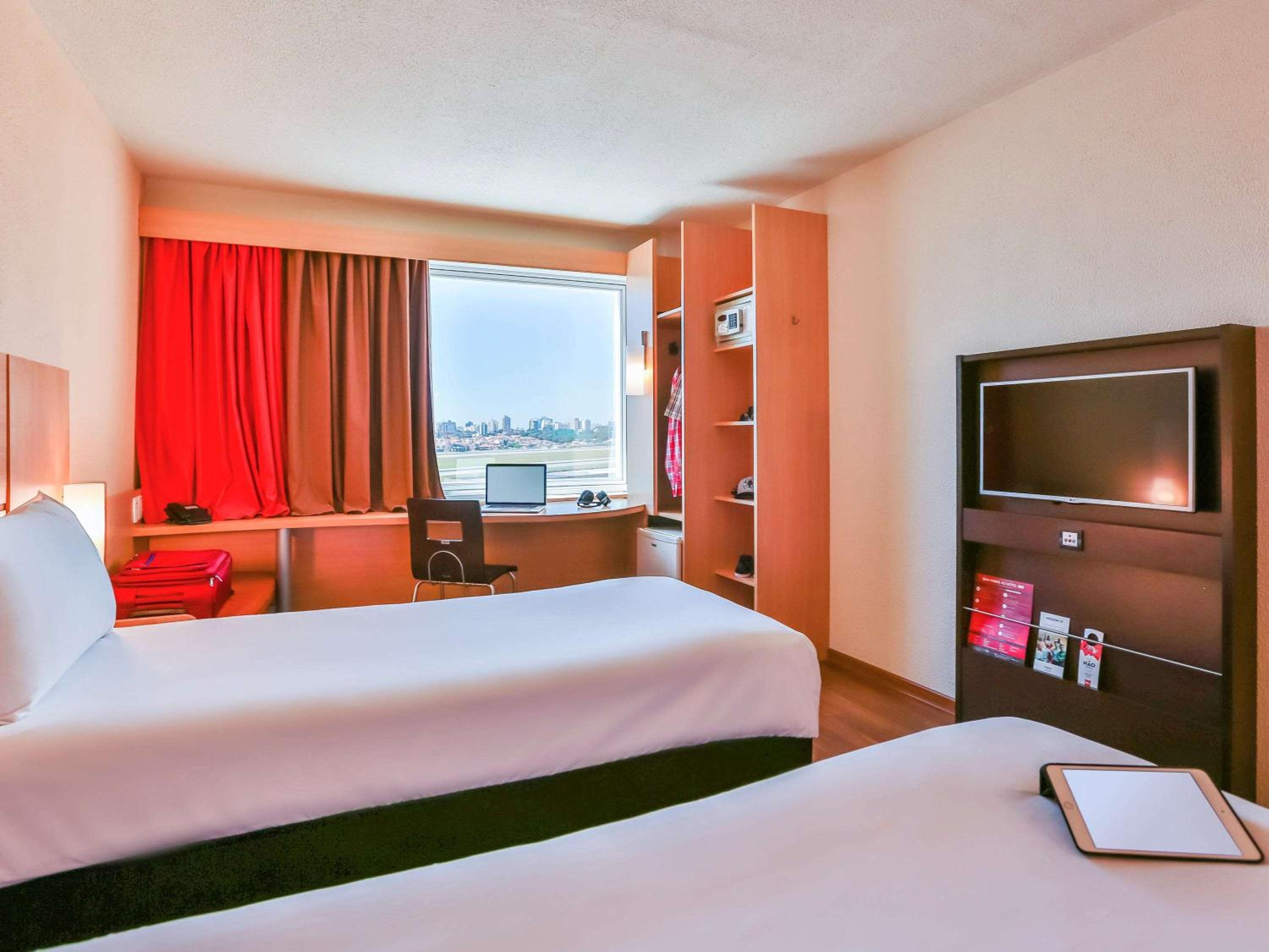 Standard Room with One Double Bed and One Single Bed