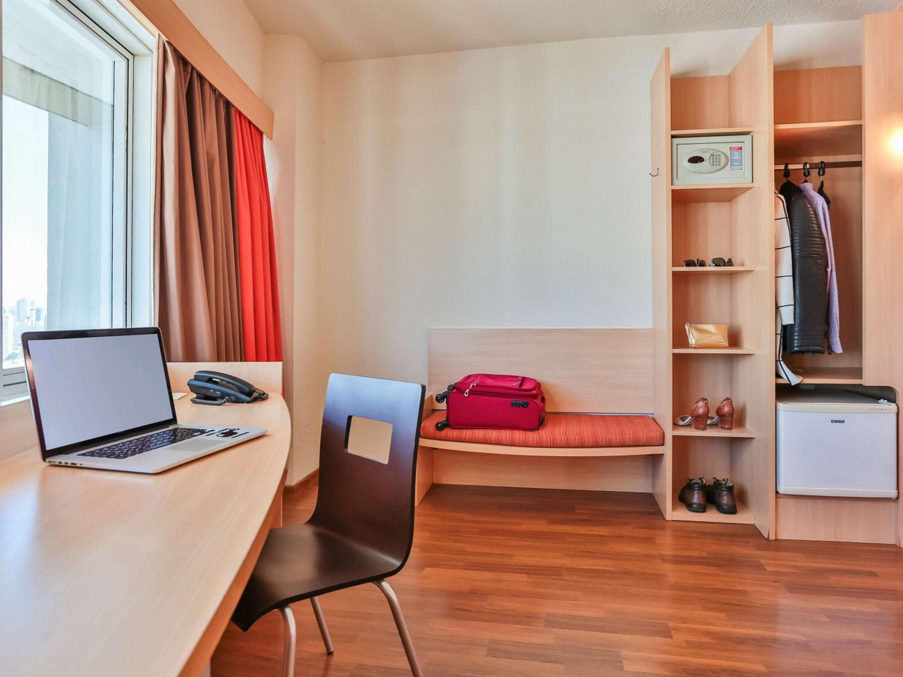 Standard Room with One Double Bed and One Single Bed thumbnail 5