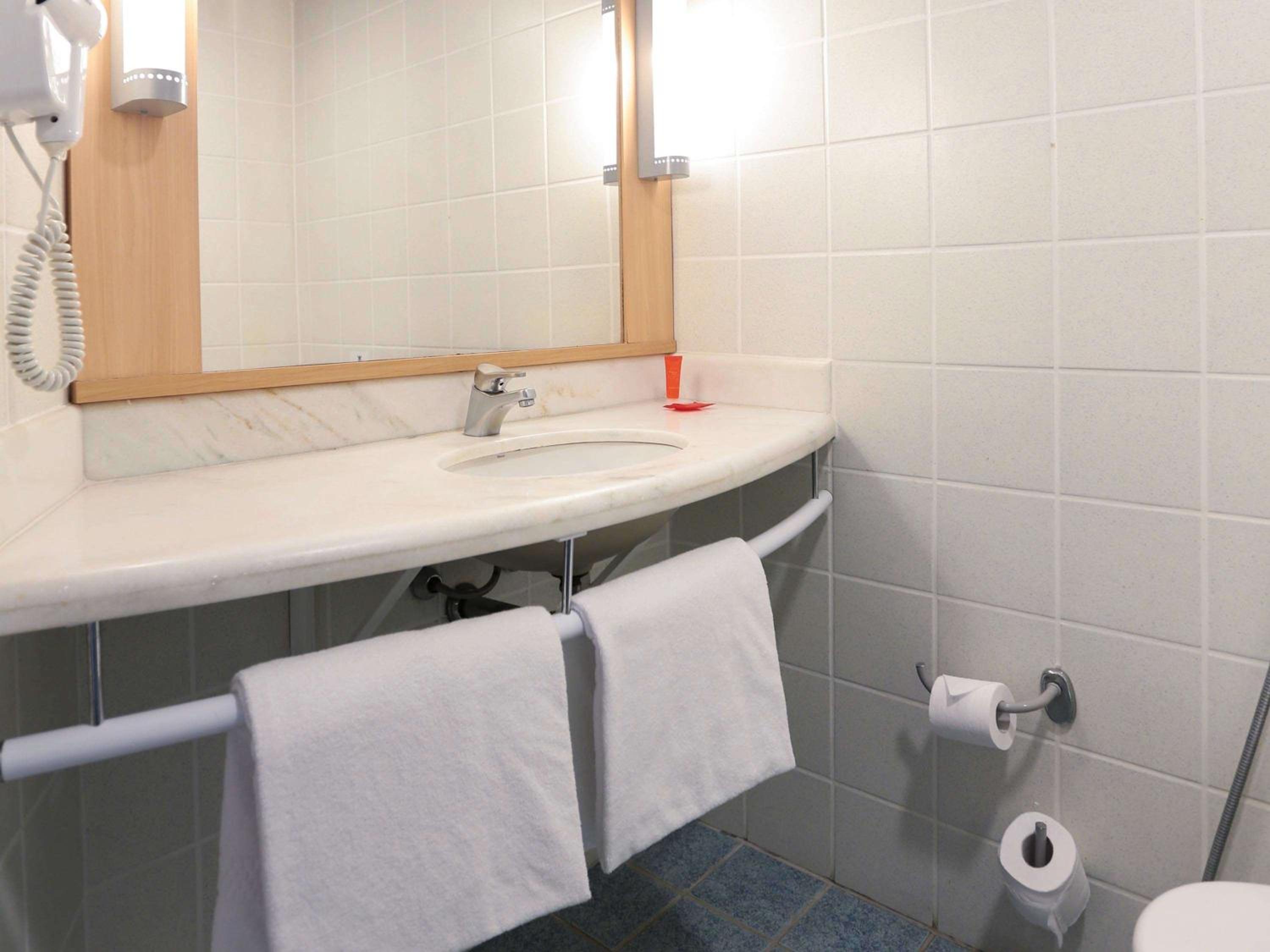 Standard Double Room thumbnail 6