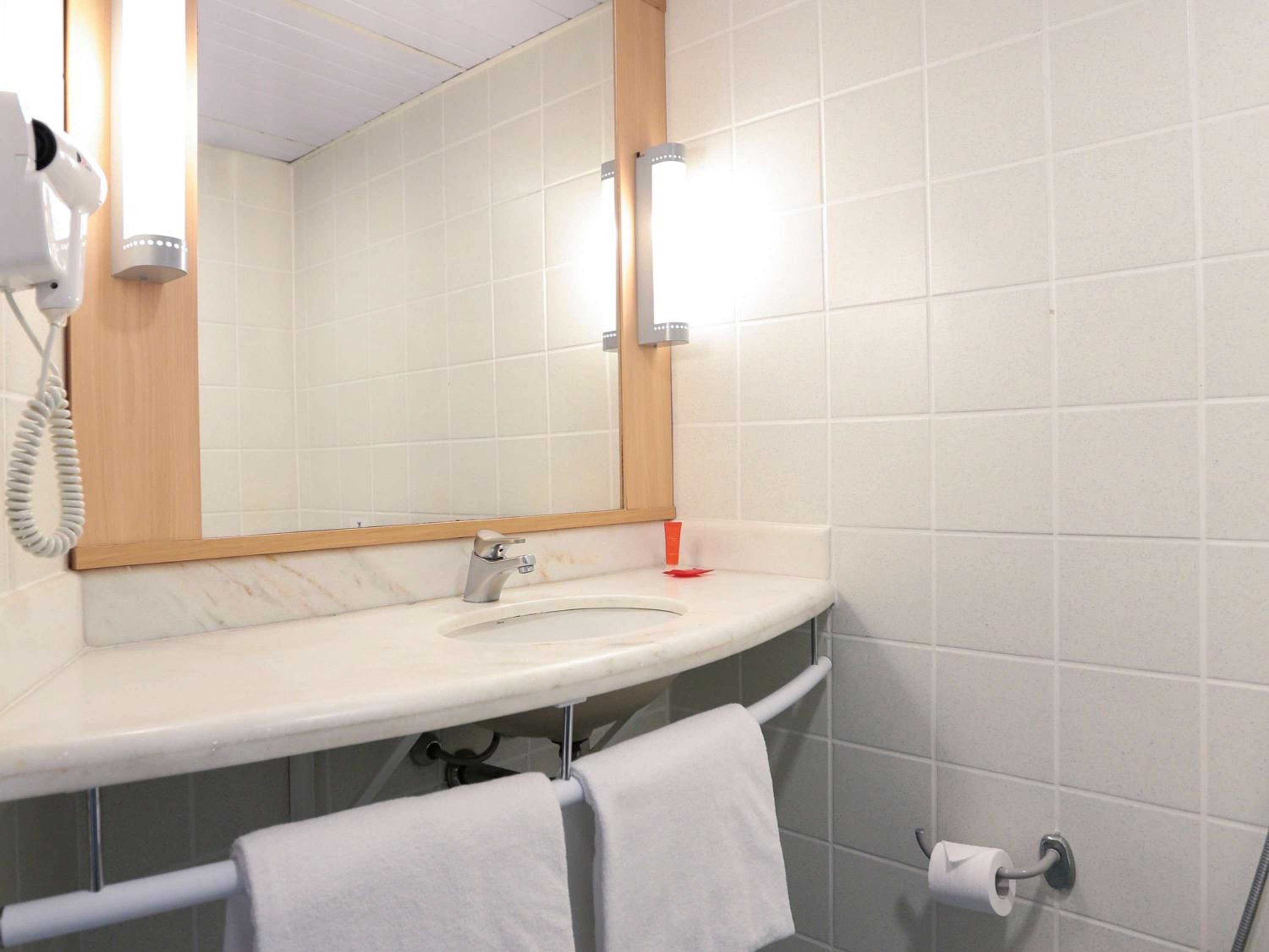 Standard Twin Room thumbnail 5
