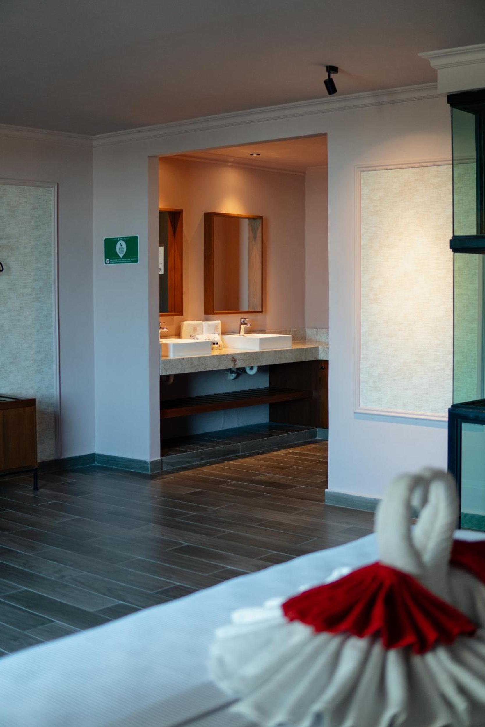 Suite with Hot Tub - Photo 8