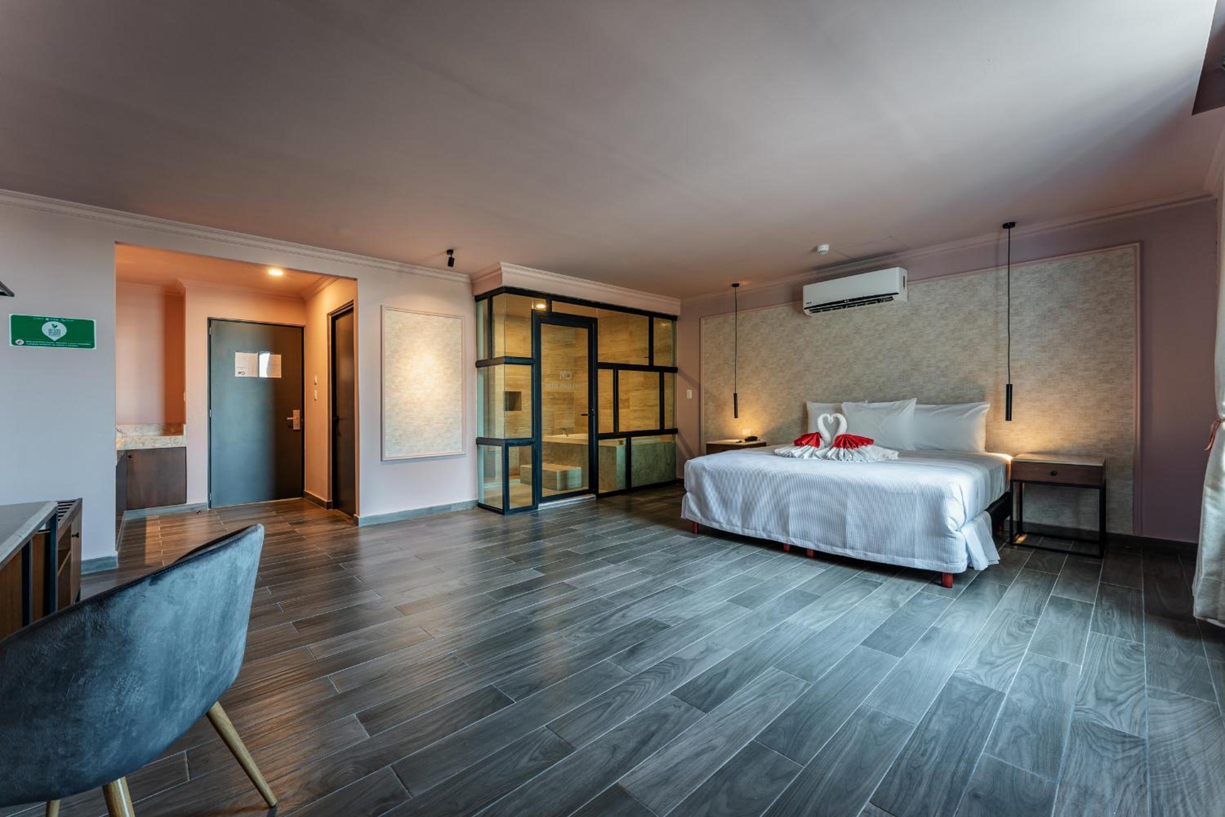 Suite with Hot Tub - Photo 11