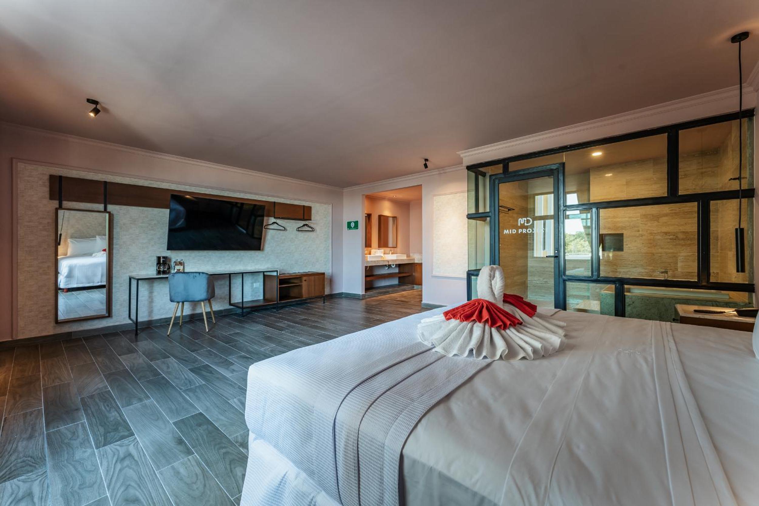 Suite with Hot Tub - Photo 15
