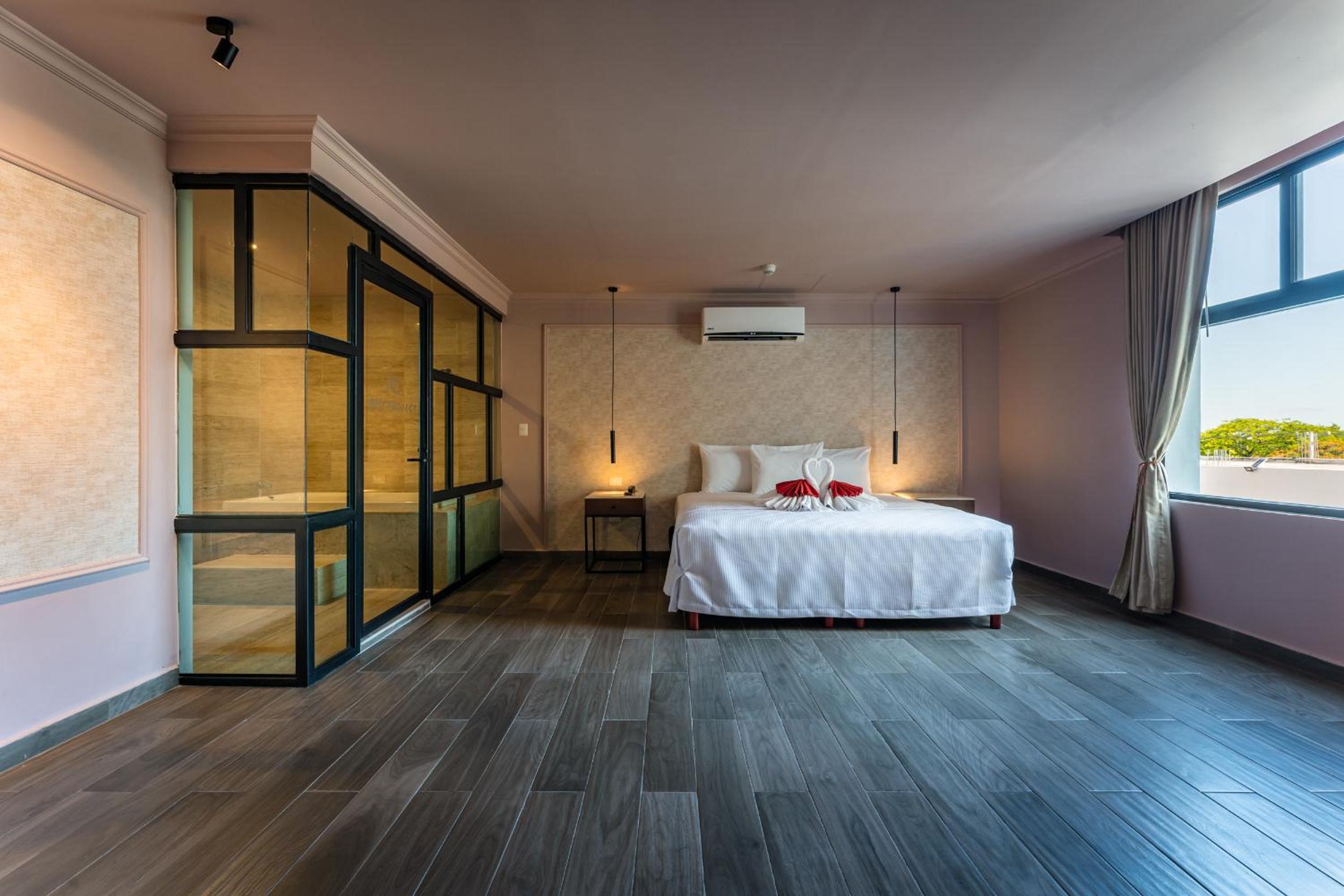 Suite with Hot Tub - Photo 14
