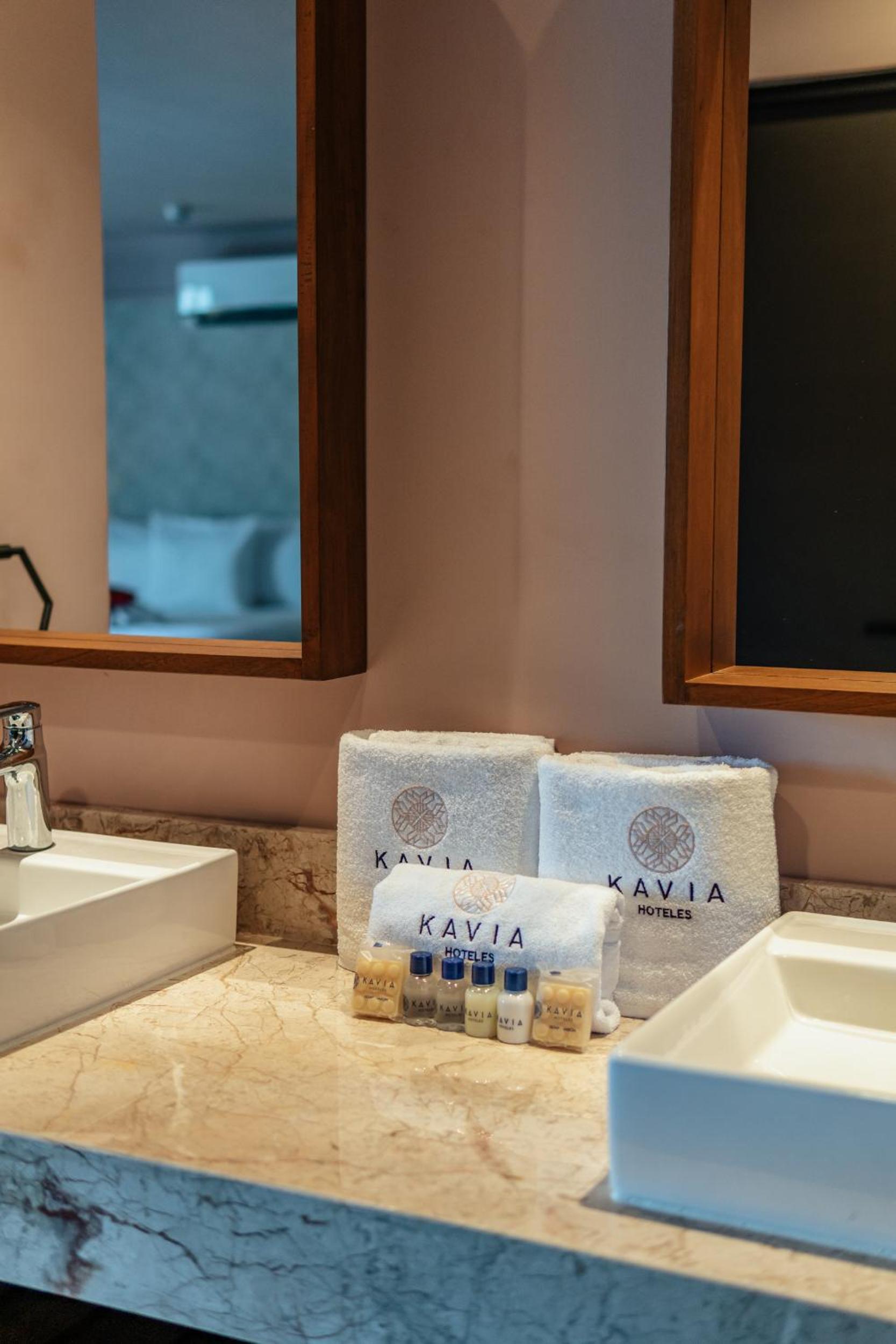 Suite with Hot Tub - Photo 6