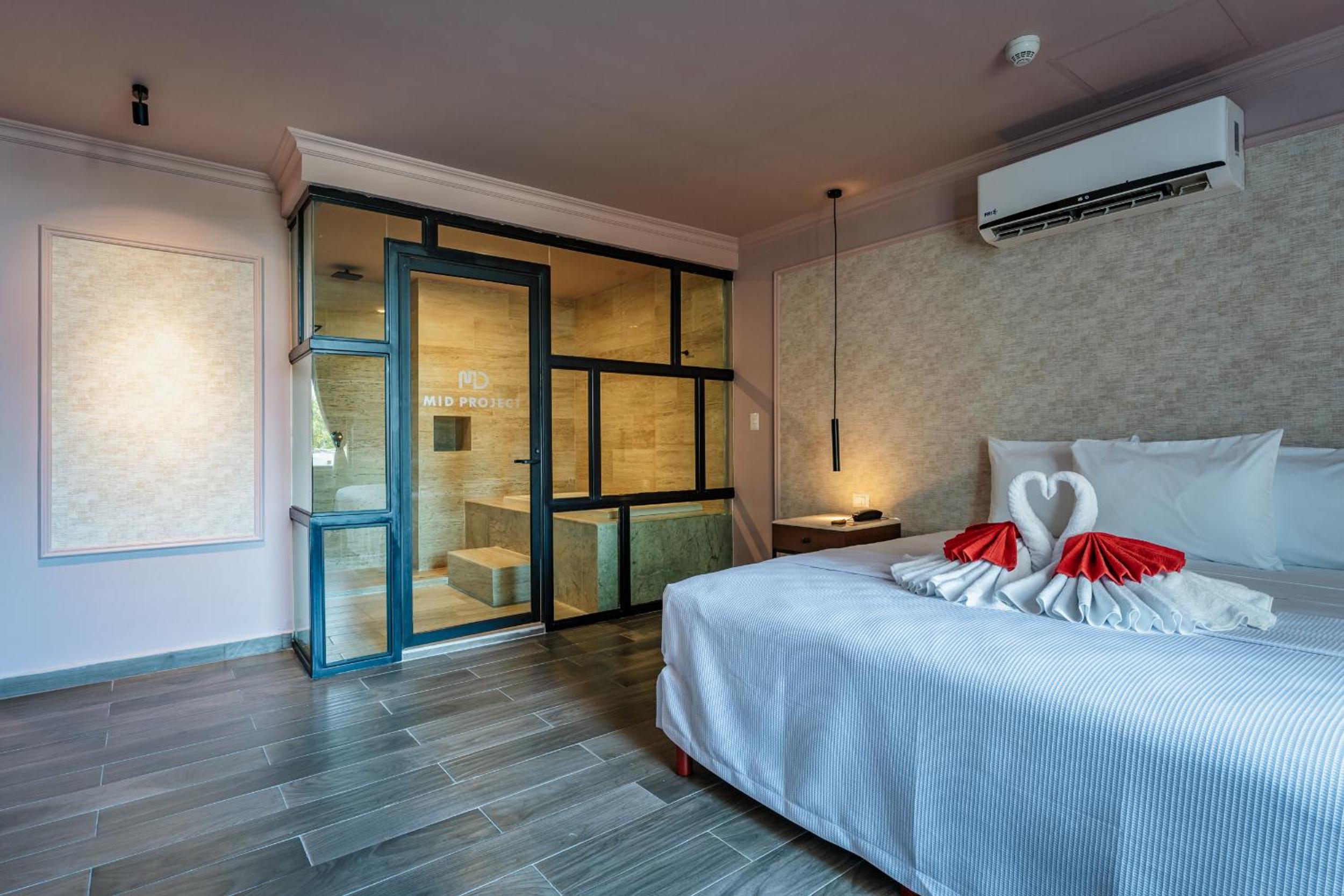 Suite with Hot Tub - Photo 13