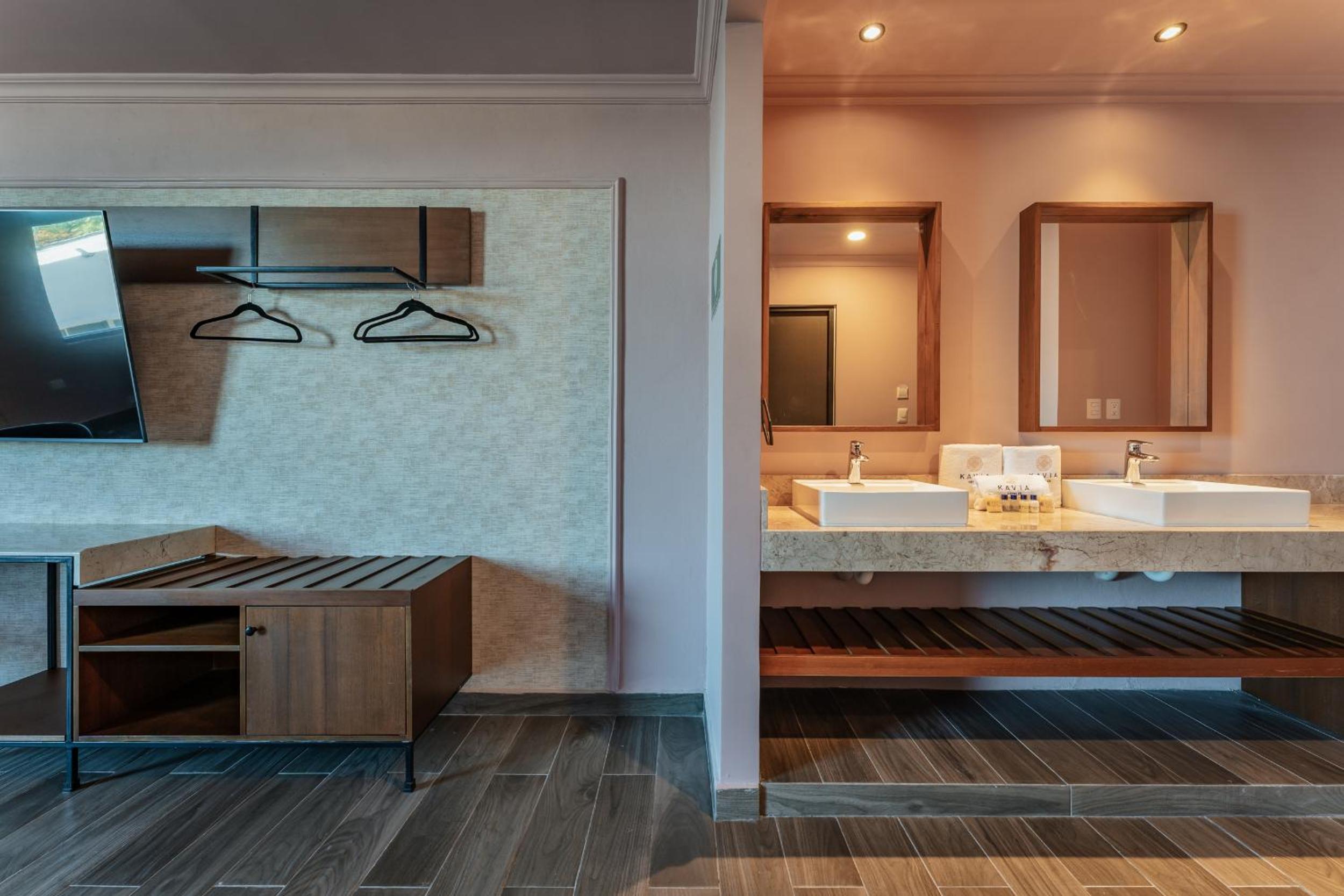Suite with Hot Tub - Photo 10