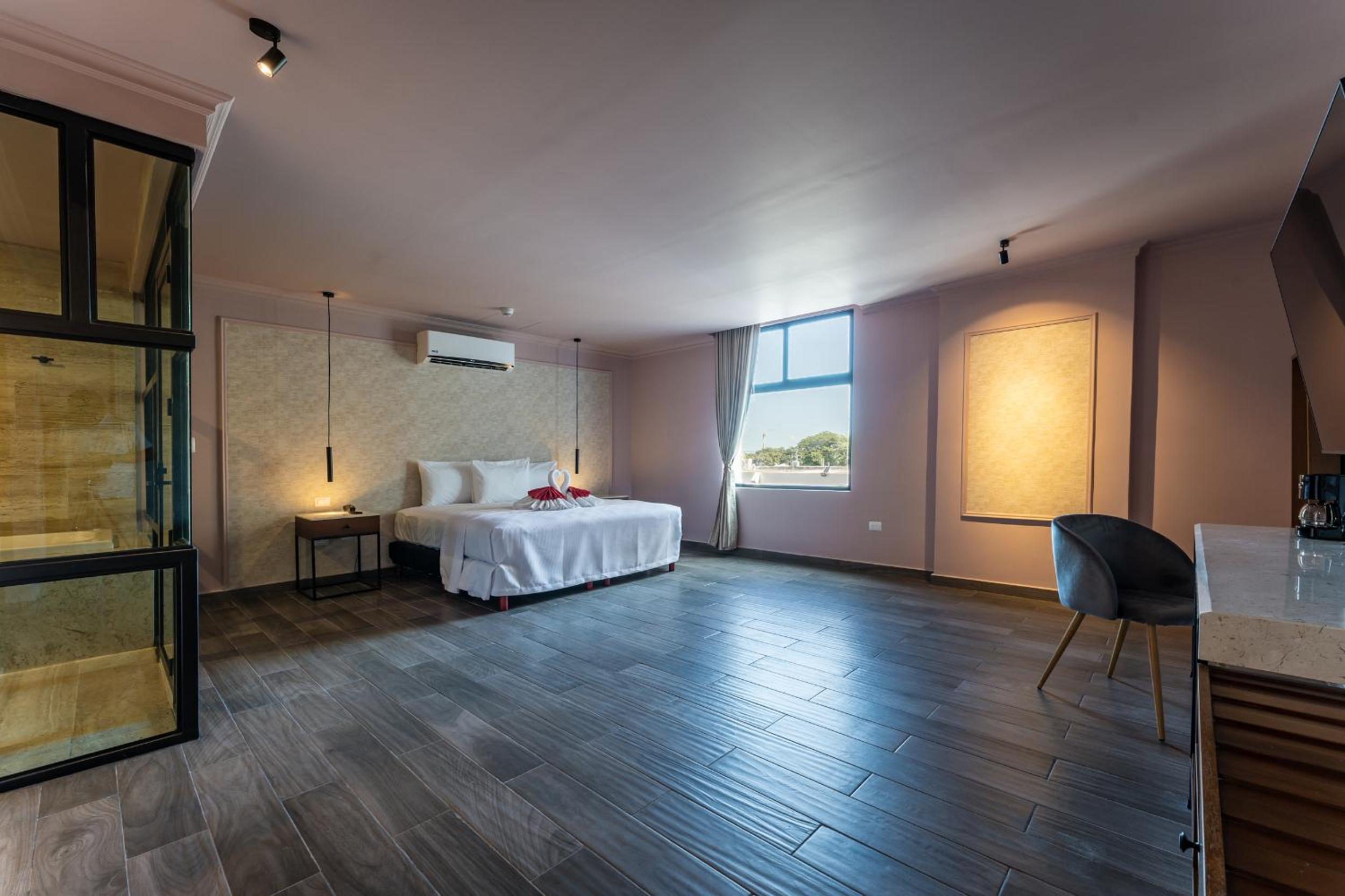 Suite with Hot Tub - Photo 5