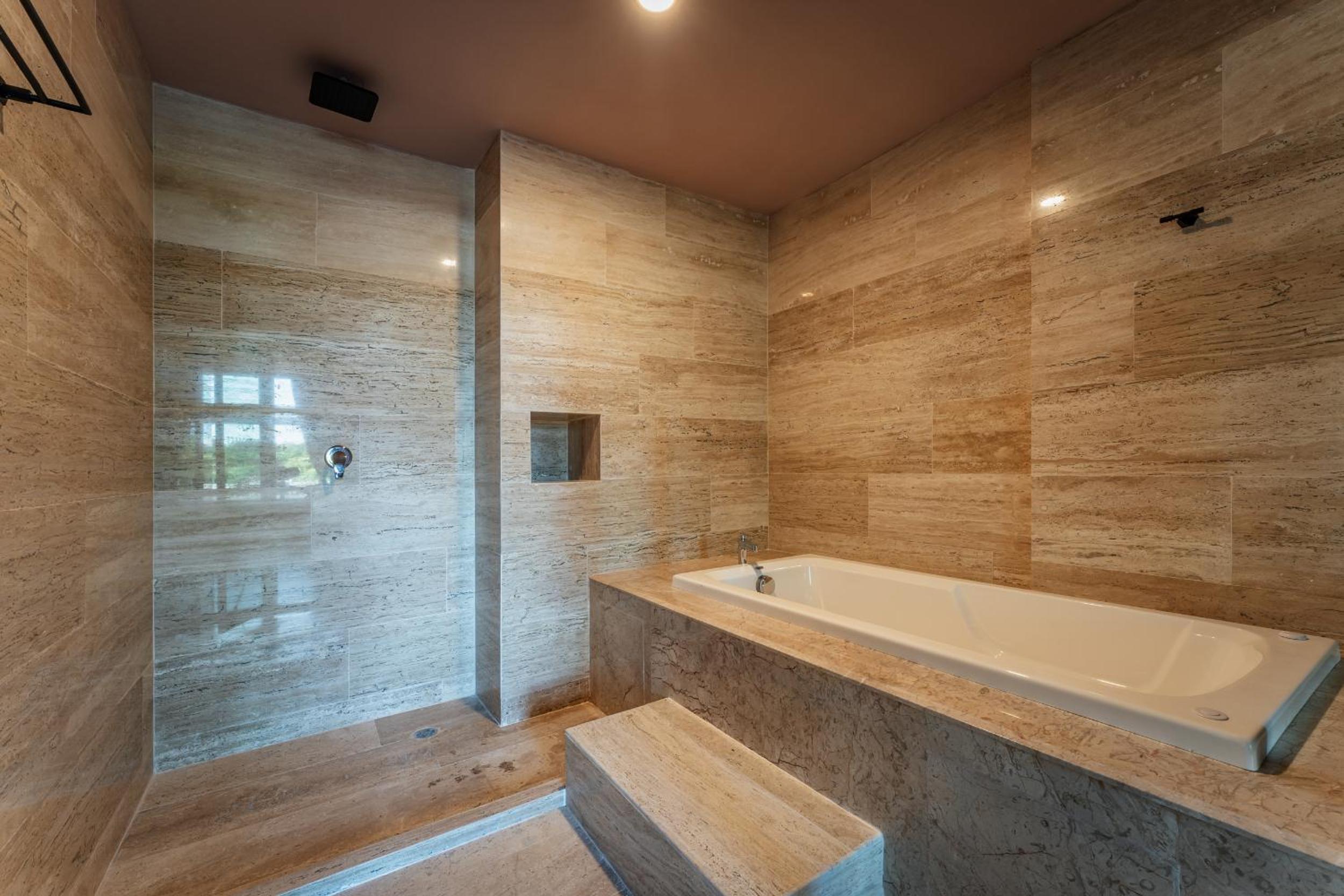 Suite with Hot Tub - Photo 4
