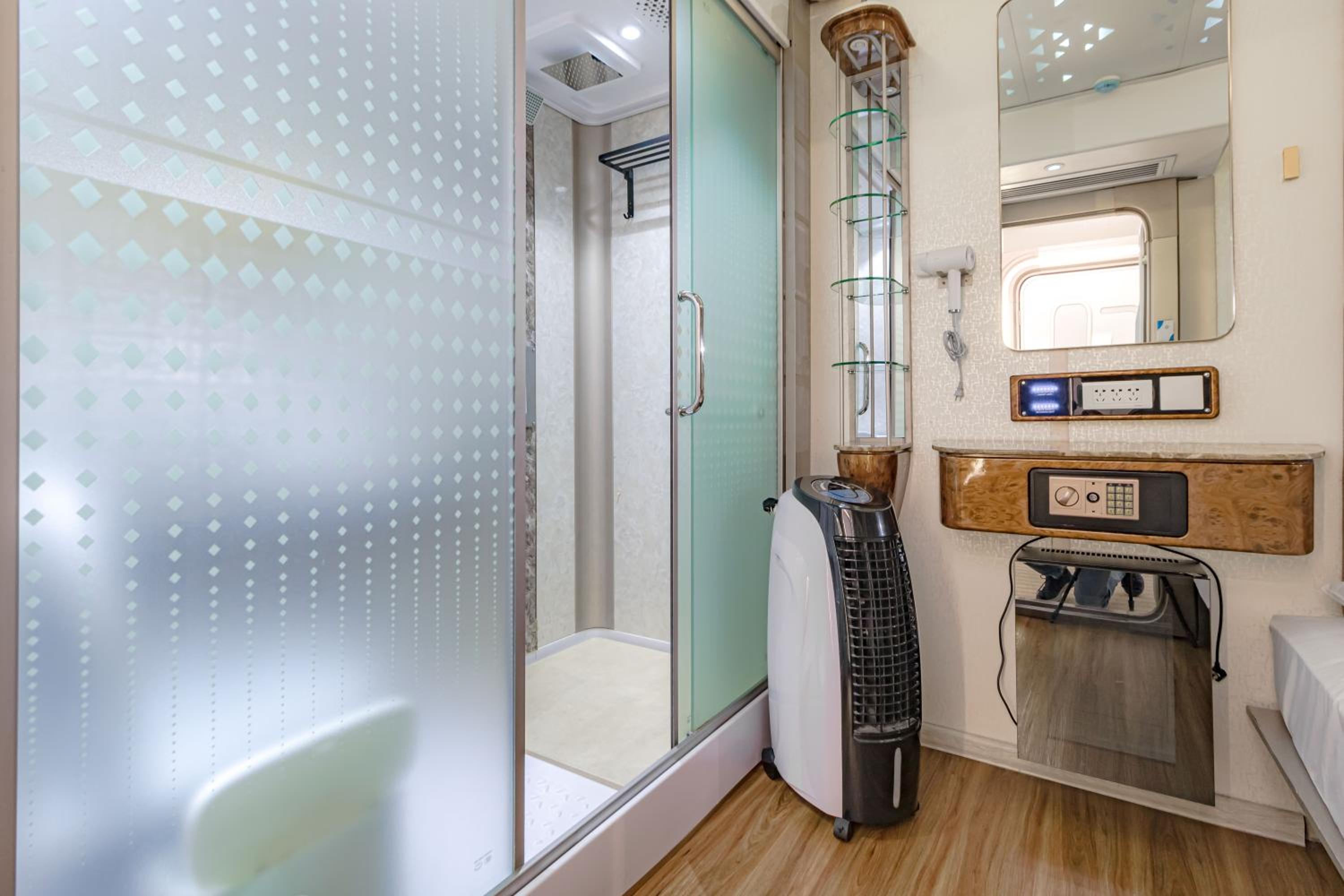 Deluxe Double Room with Shower photo 2