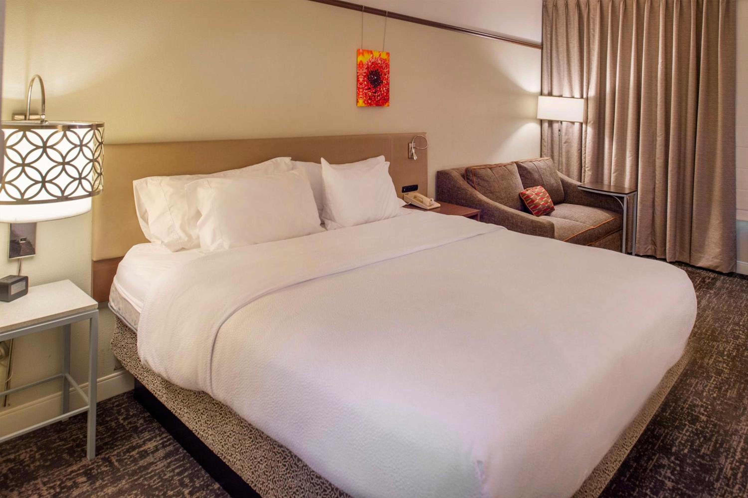 King Room with Sofa Bed - Photo 3
