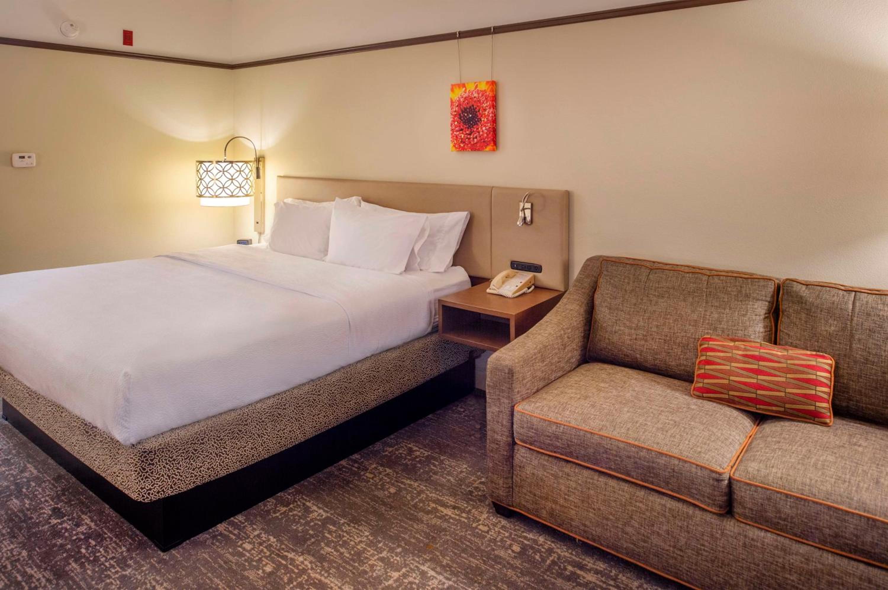 King Room with Sofa Bed - Photo 4