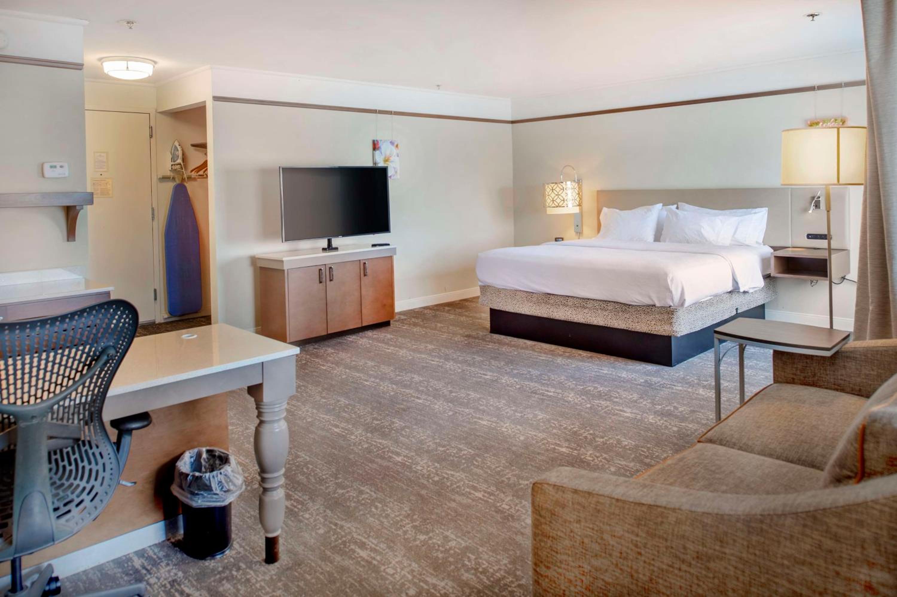 Corner King Room with Sofa Bed - Photo 3
