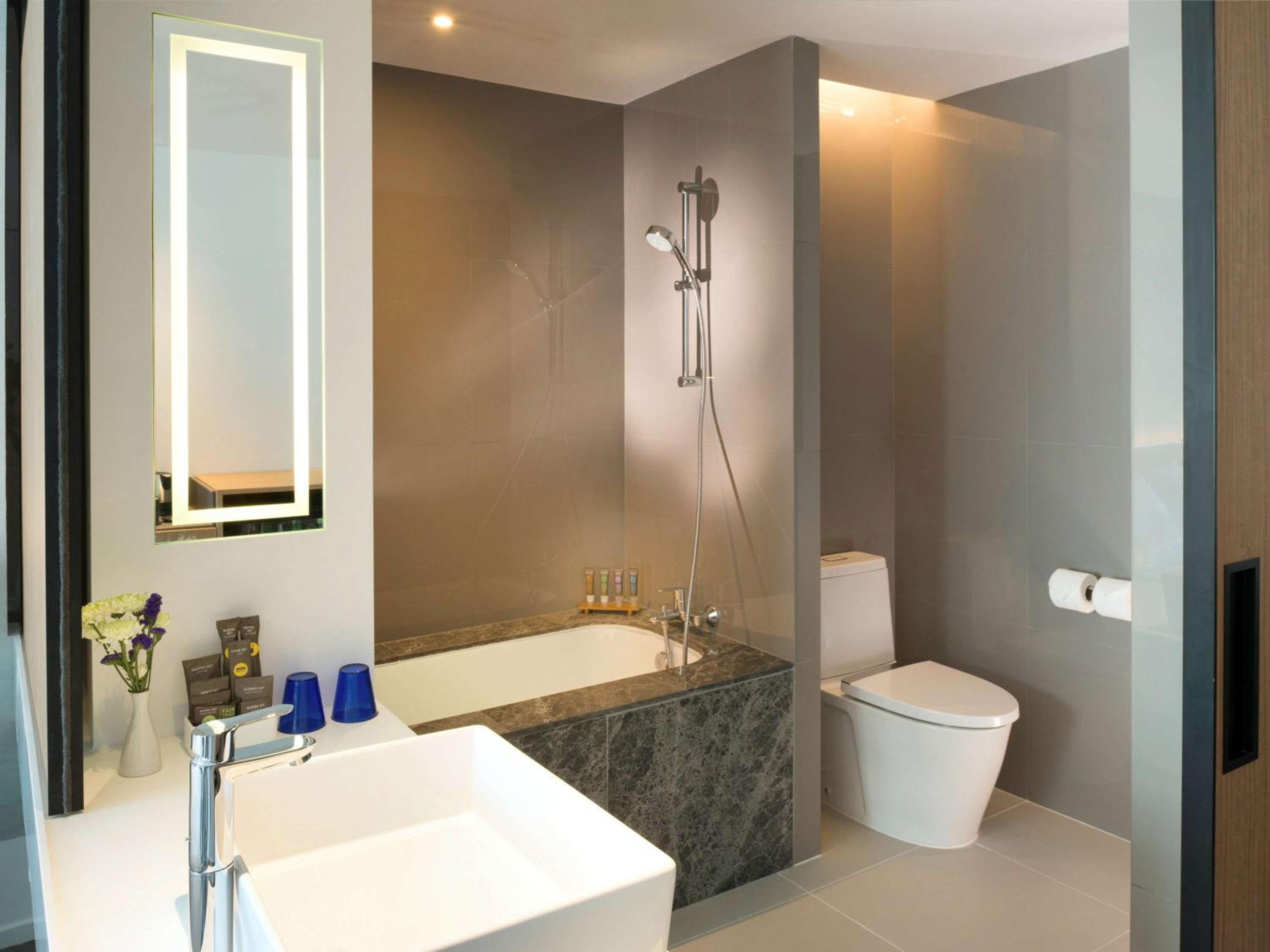 Grand Deluxe King Room with Bathtub thumbnail 6