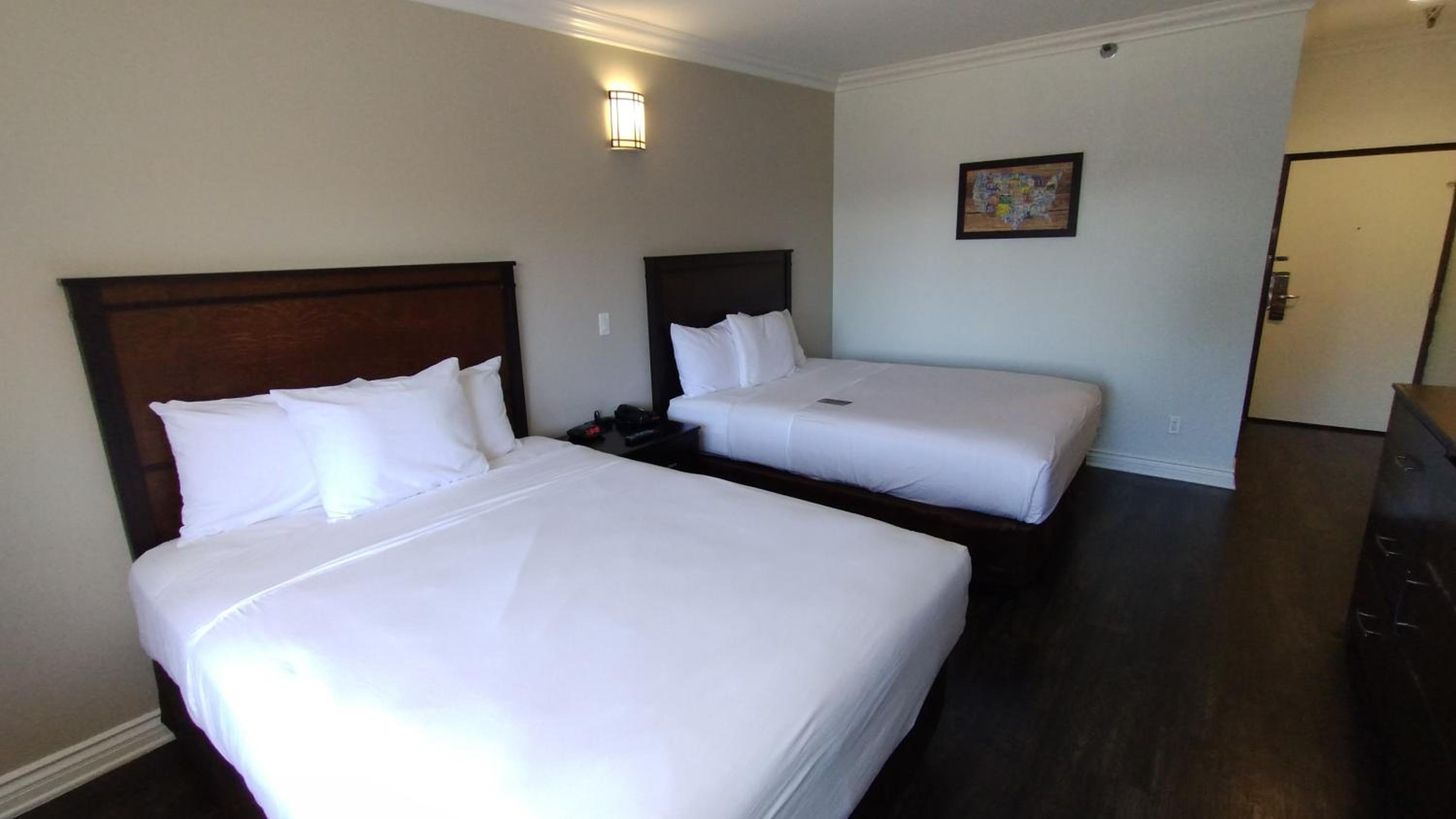 Queen Room with Two Queen Beds - Non-Smoking - Photo 1