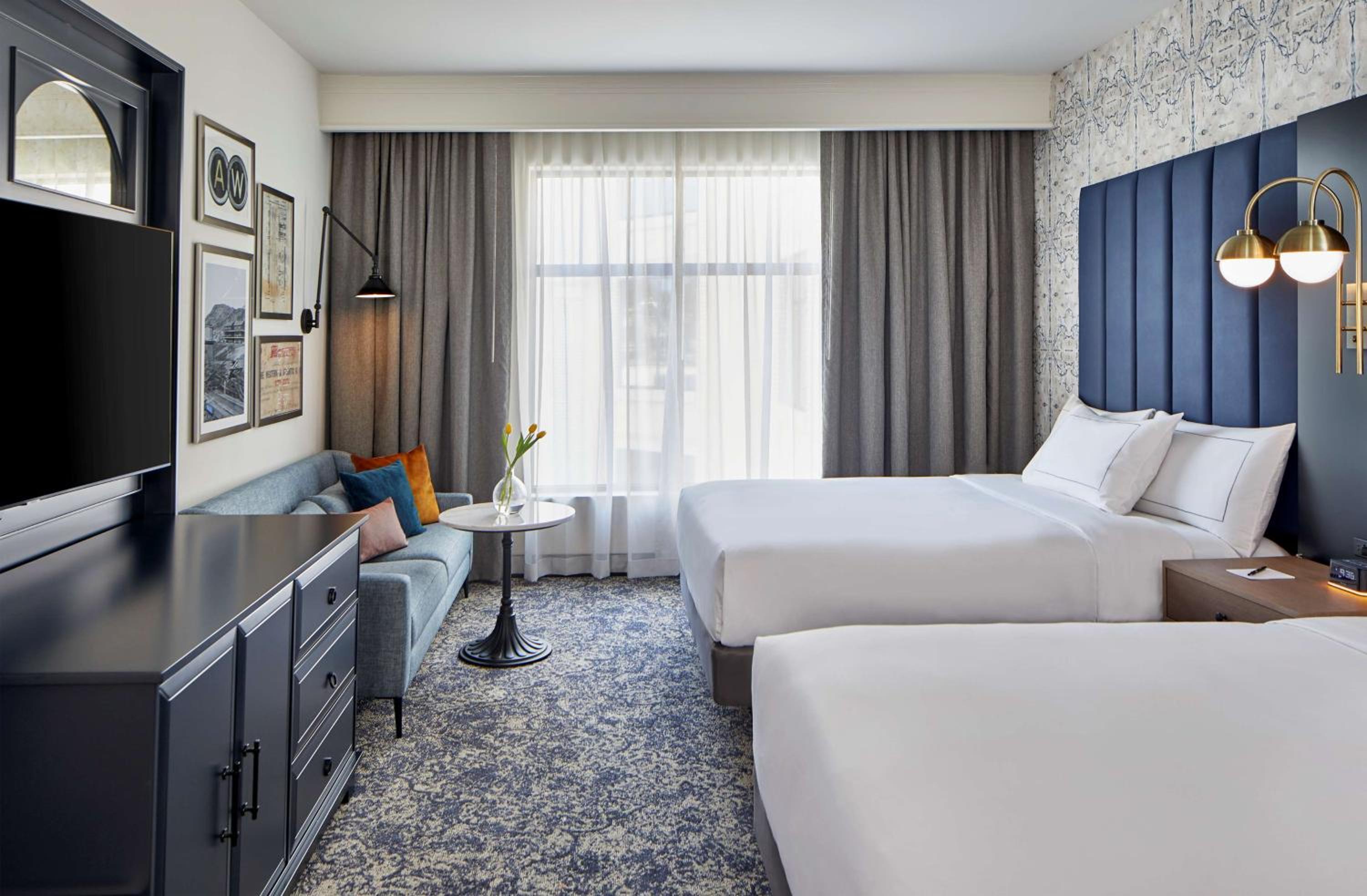 Queen Room with Two Queen Beds - Photo 5