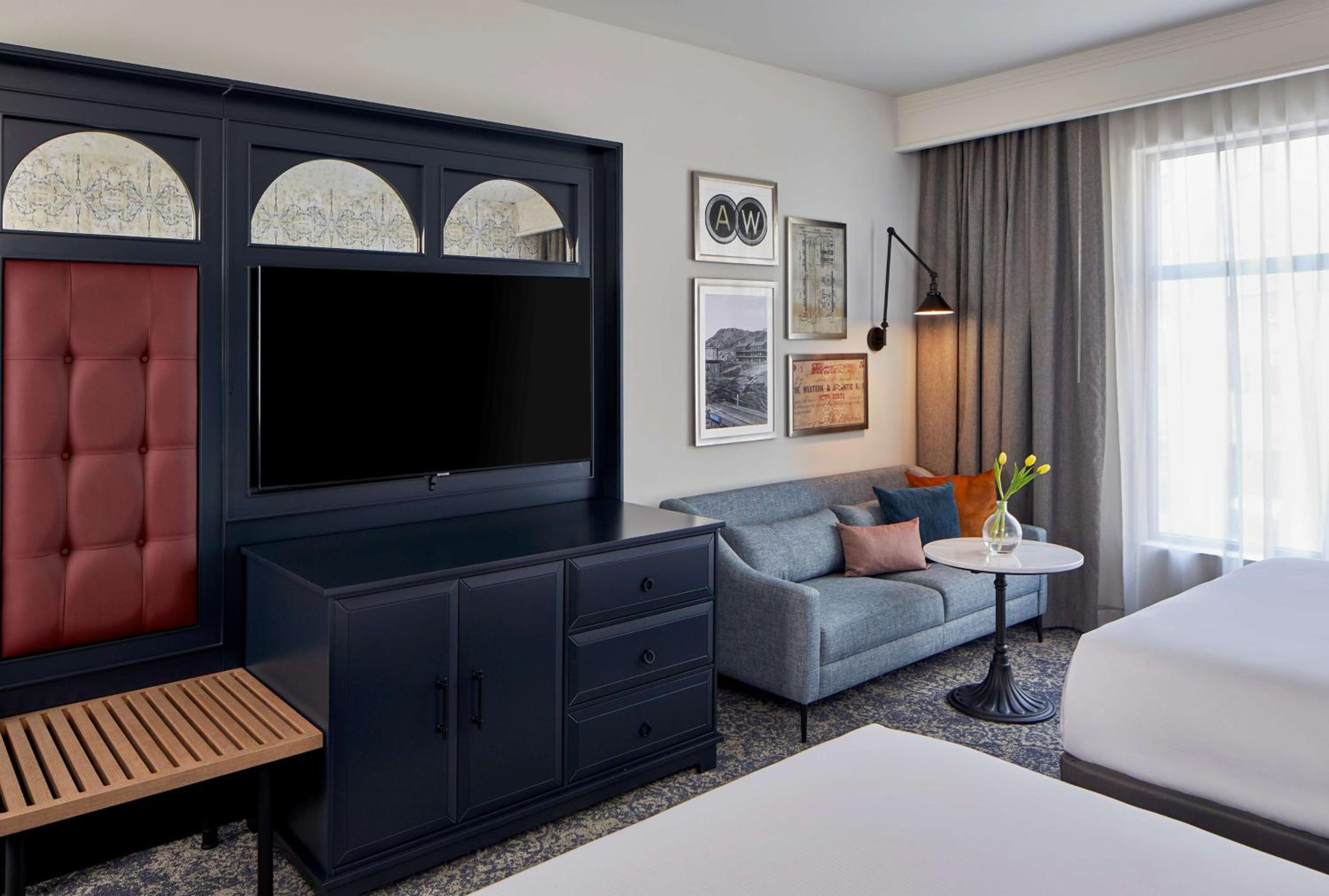 Queen Room with Two Queen Beds - Photo 4