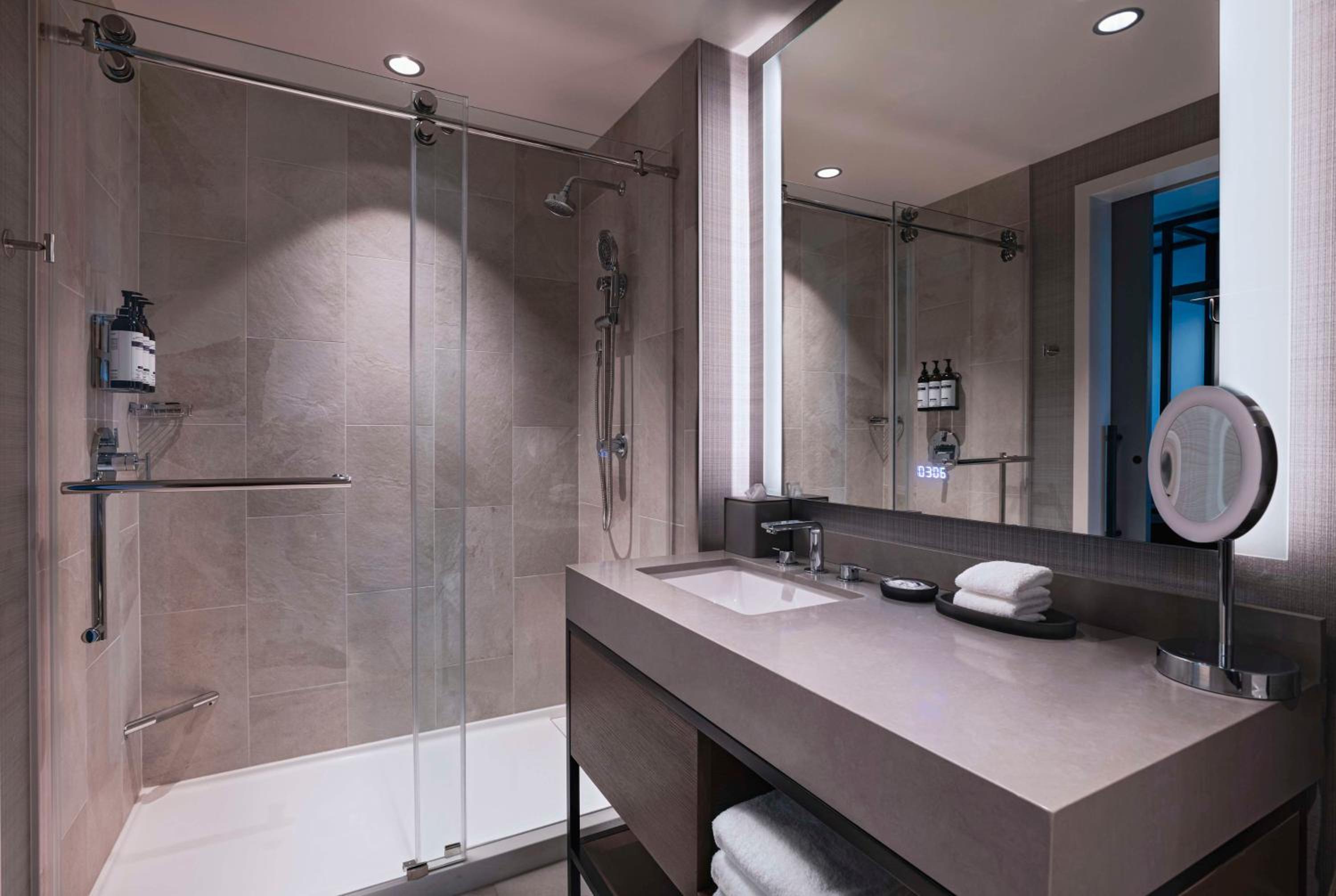 Queen Room with Two Queen Beds and Water View - Photo 2