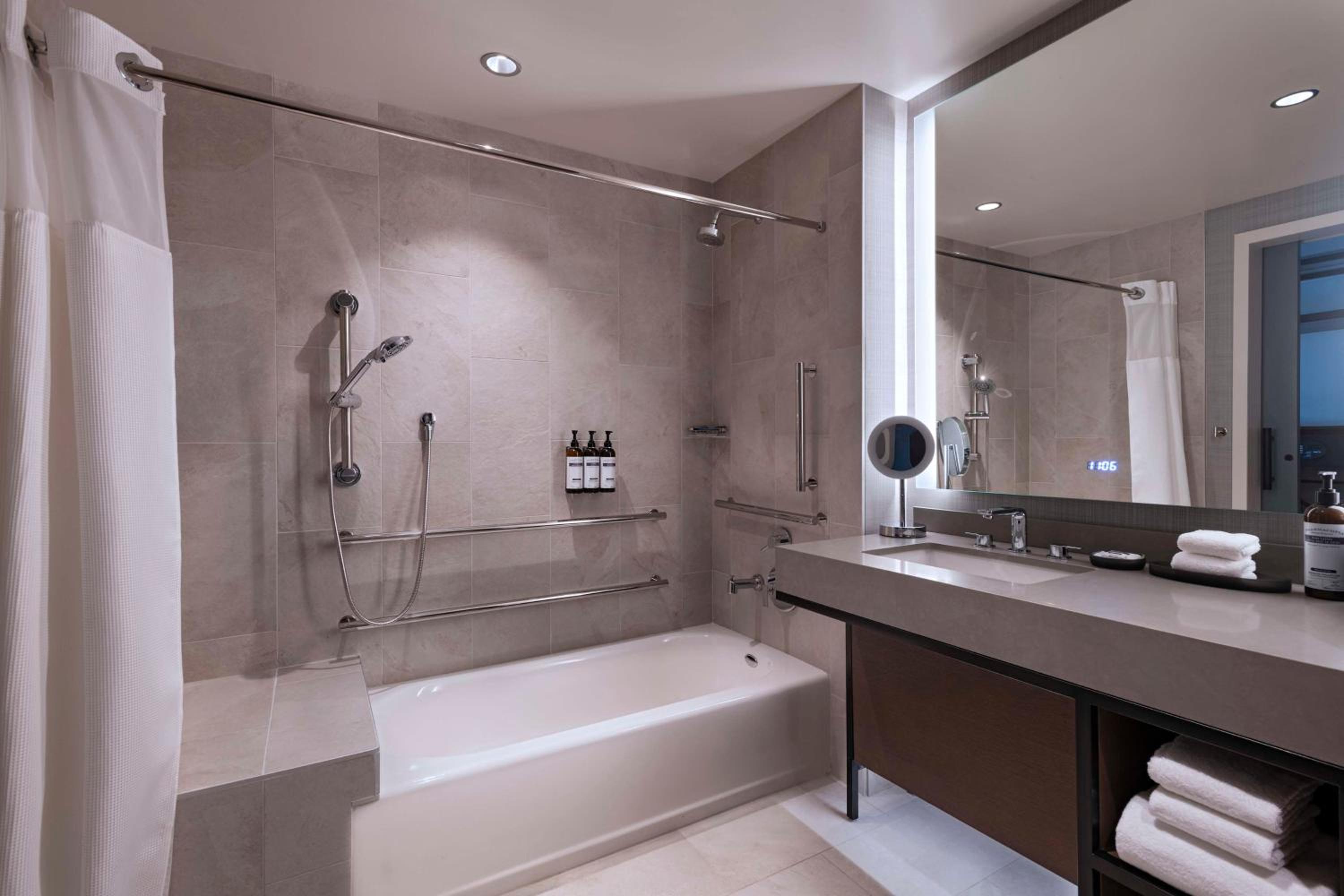 King Room with Accessible Tub - Disability Access - Photo 2