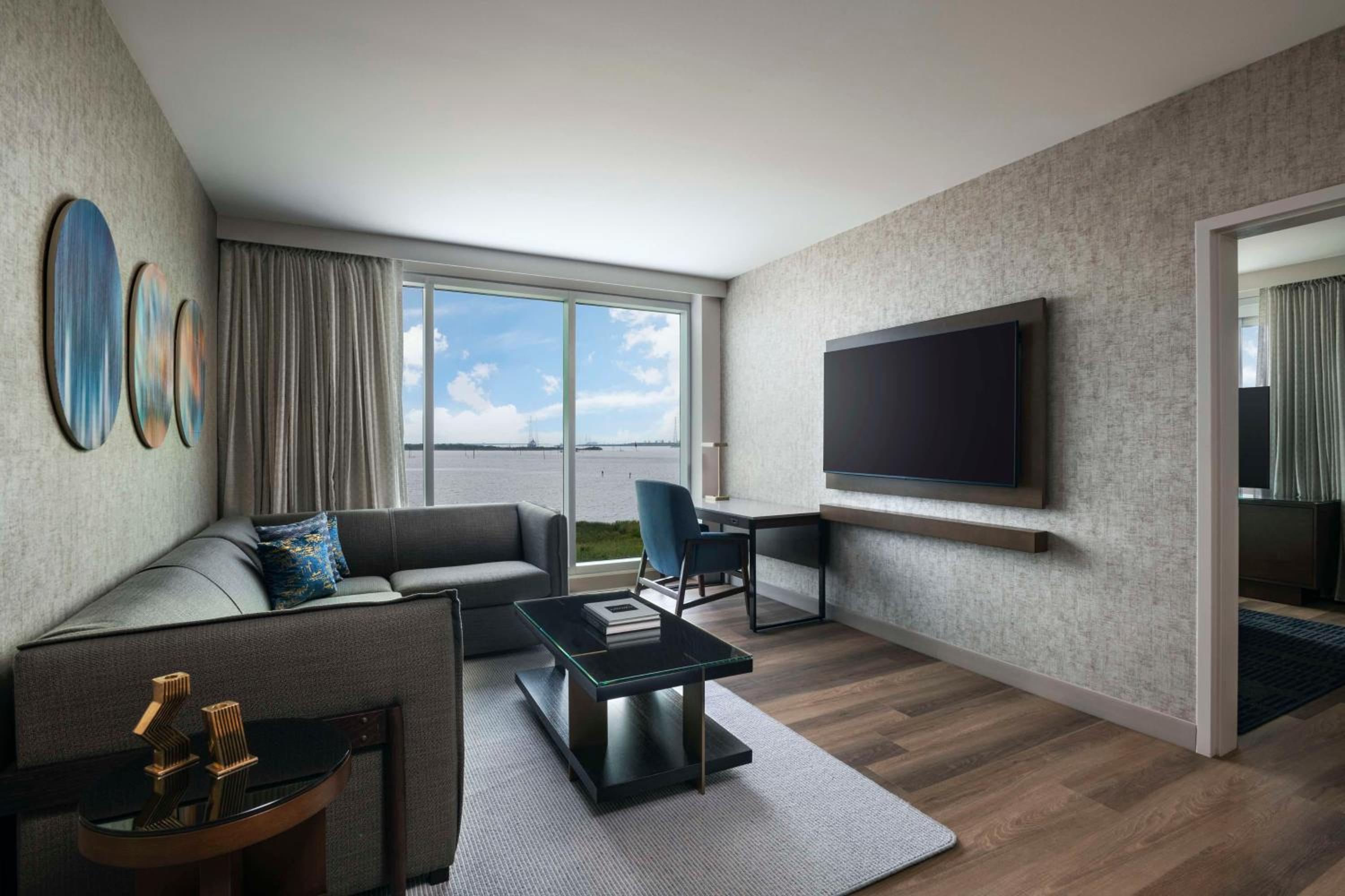 Suite - Photo 1
