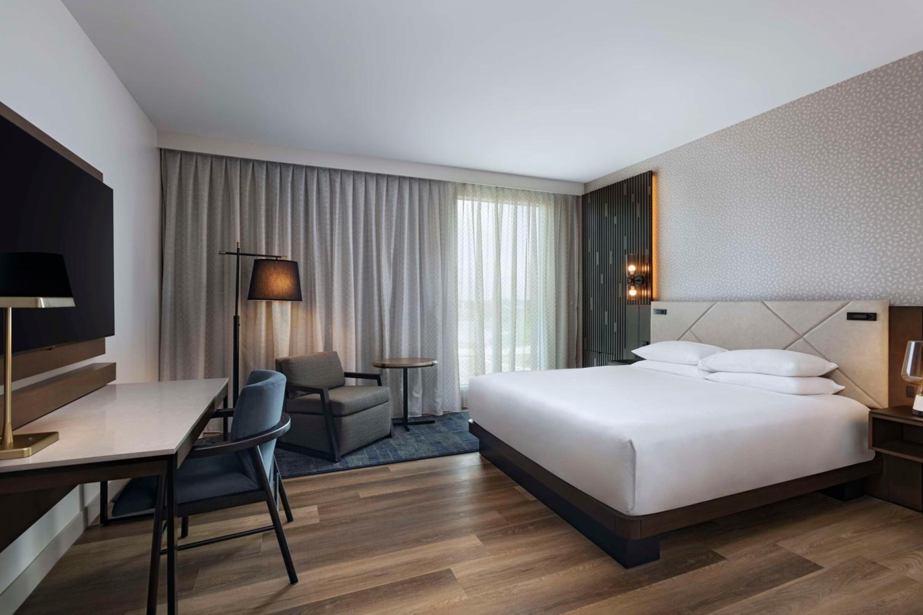 King Room with Water View - Photo 4
