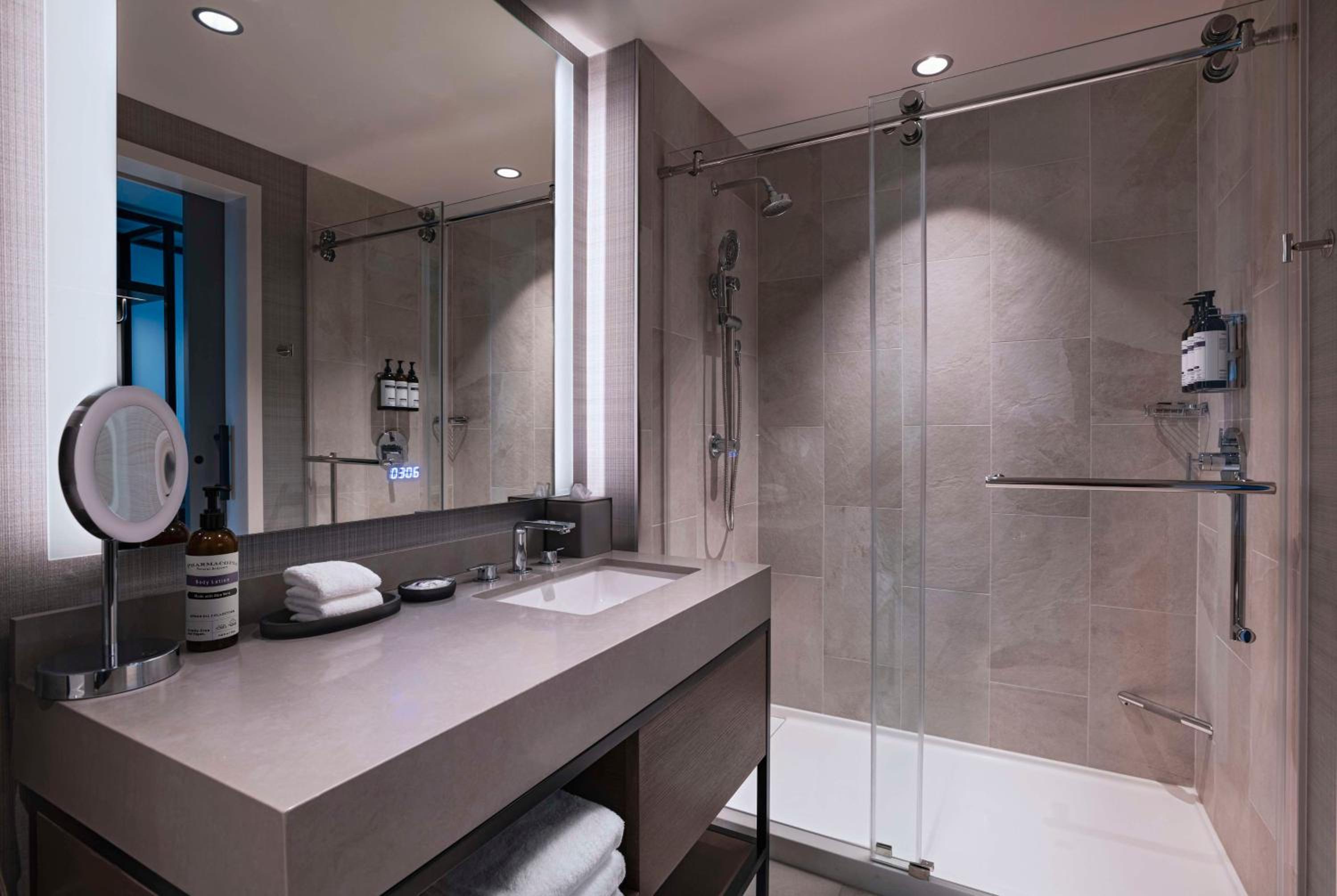 Suite - Photo 2