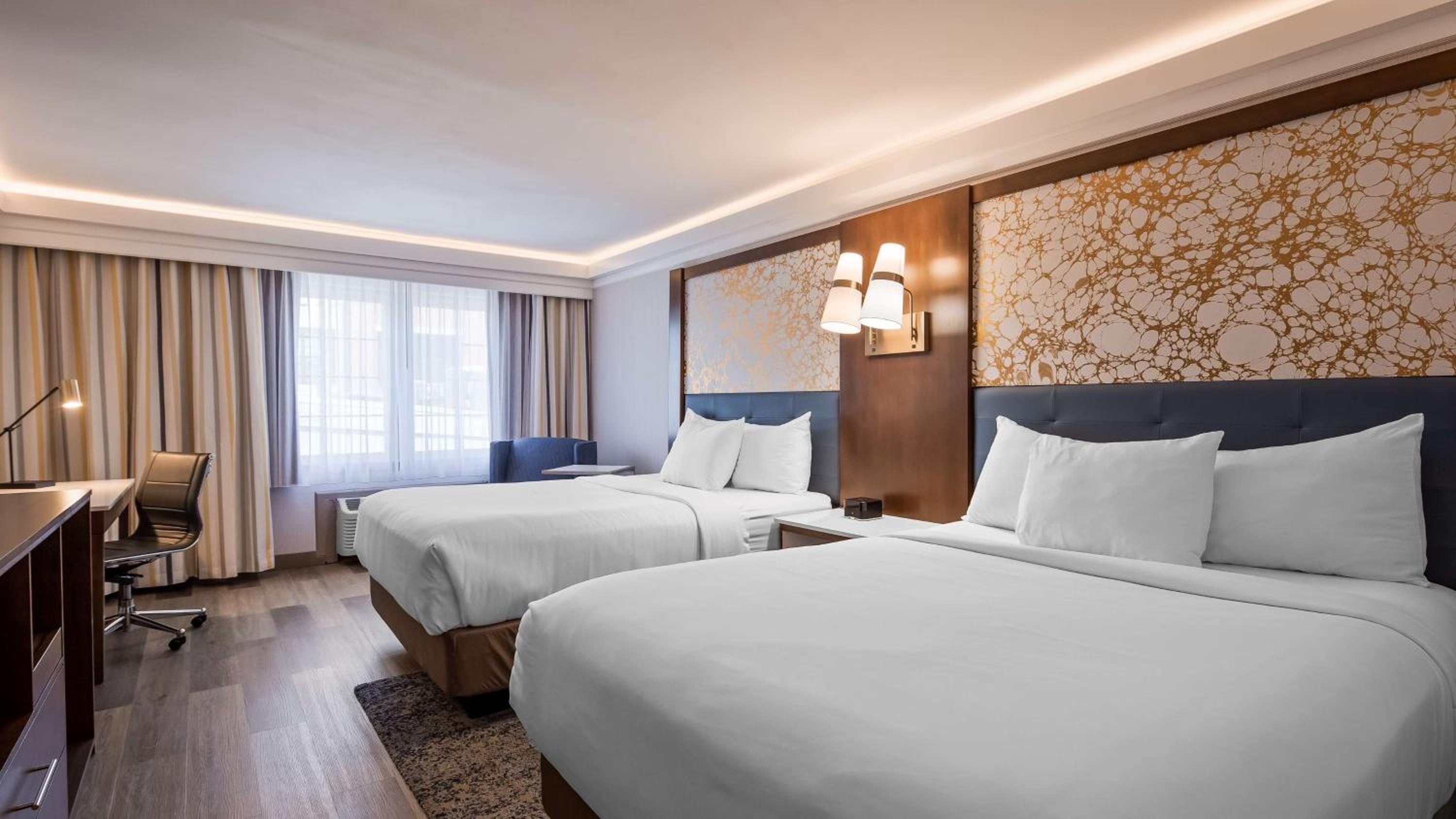 Queen Room with Two Queen Beds - Non-Smoking photo 2