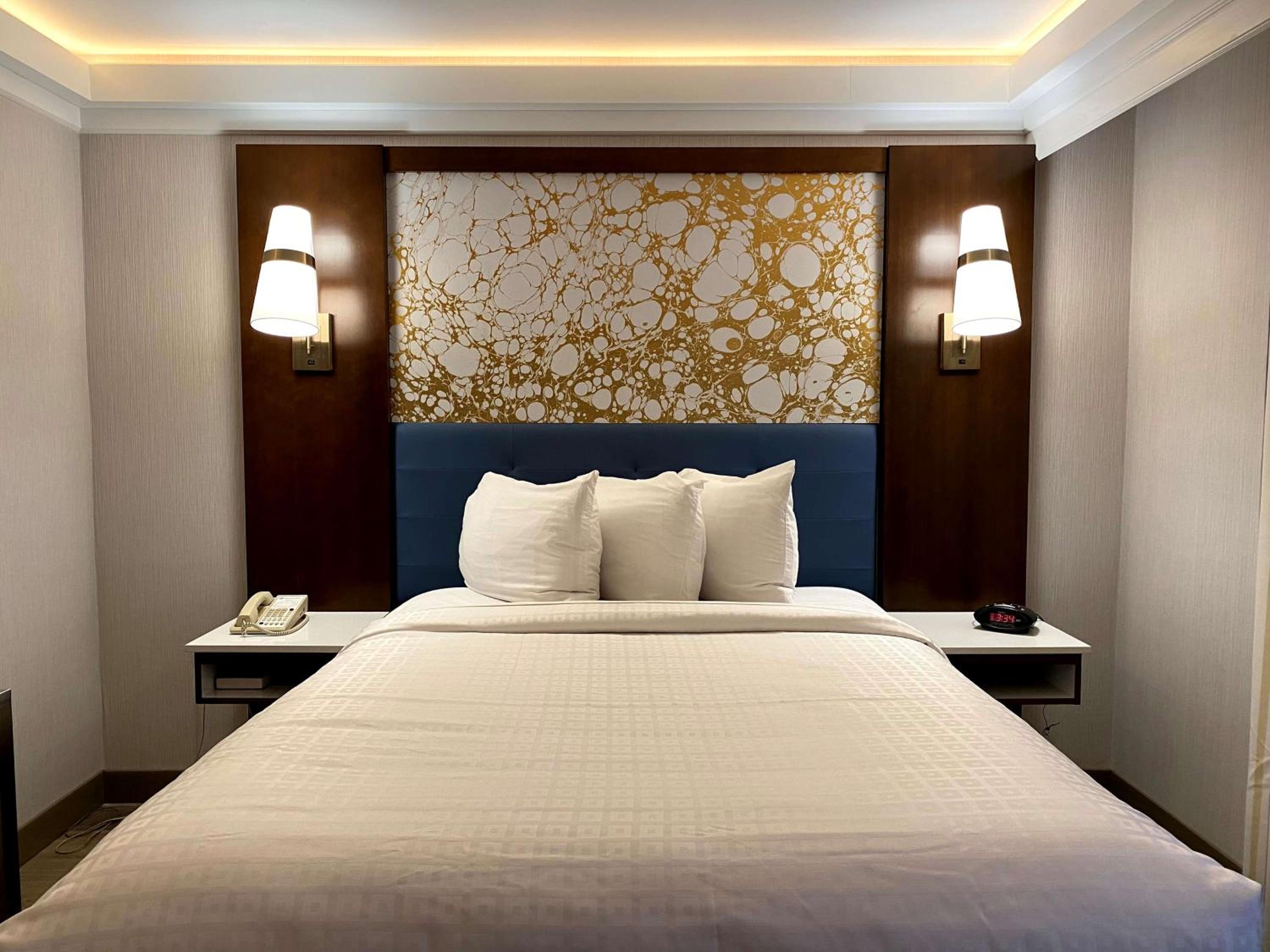 Queen Room - Non-Smoking photo 1