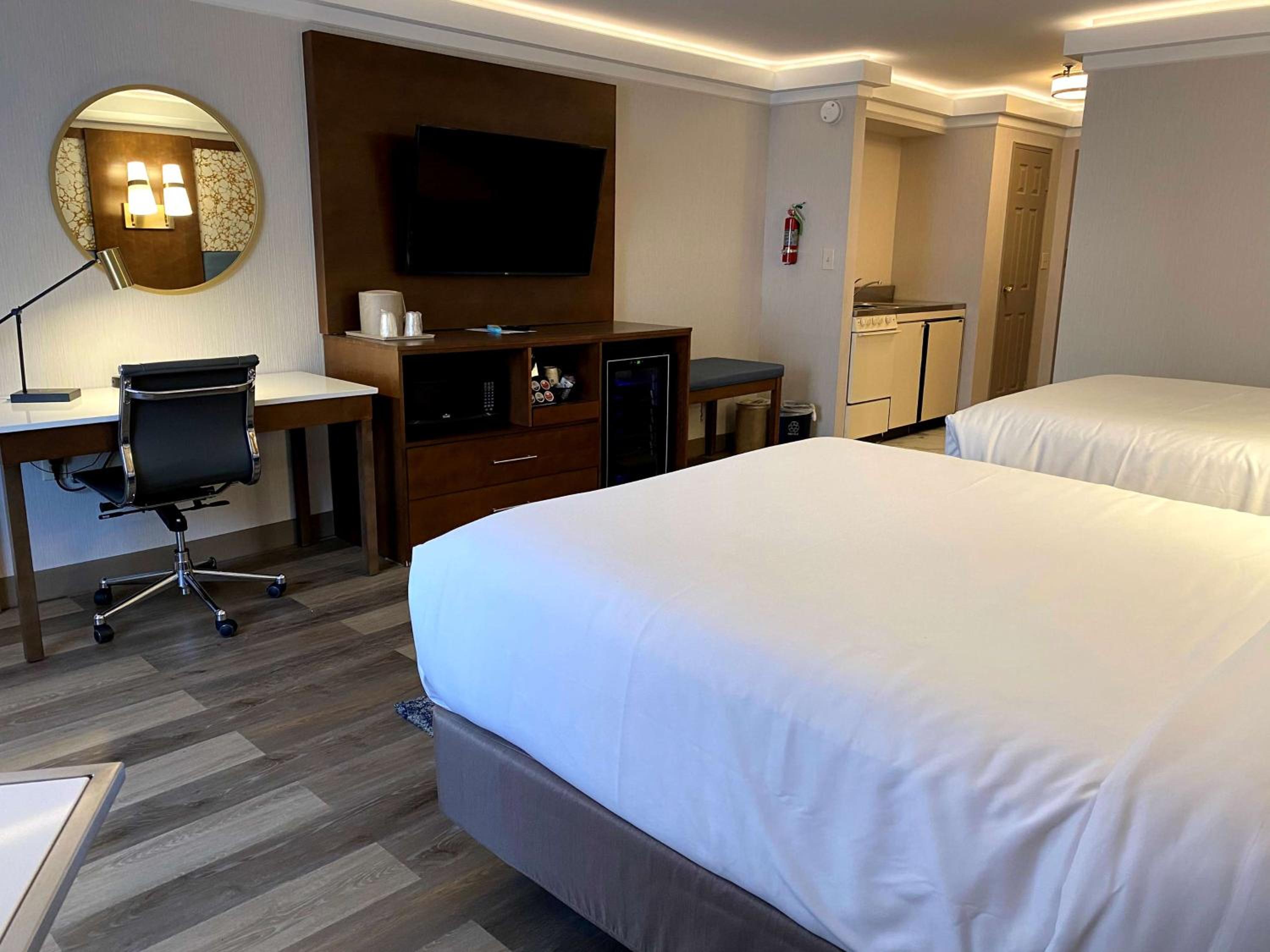 Queen Suite with Two Queen Beds photo 2