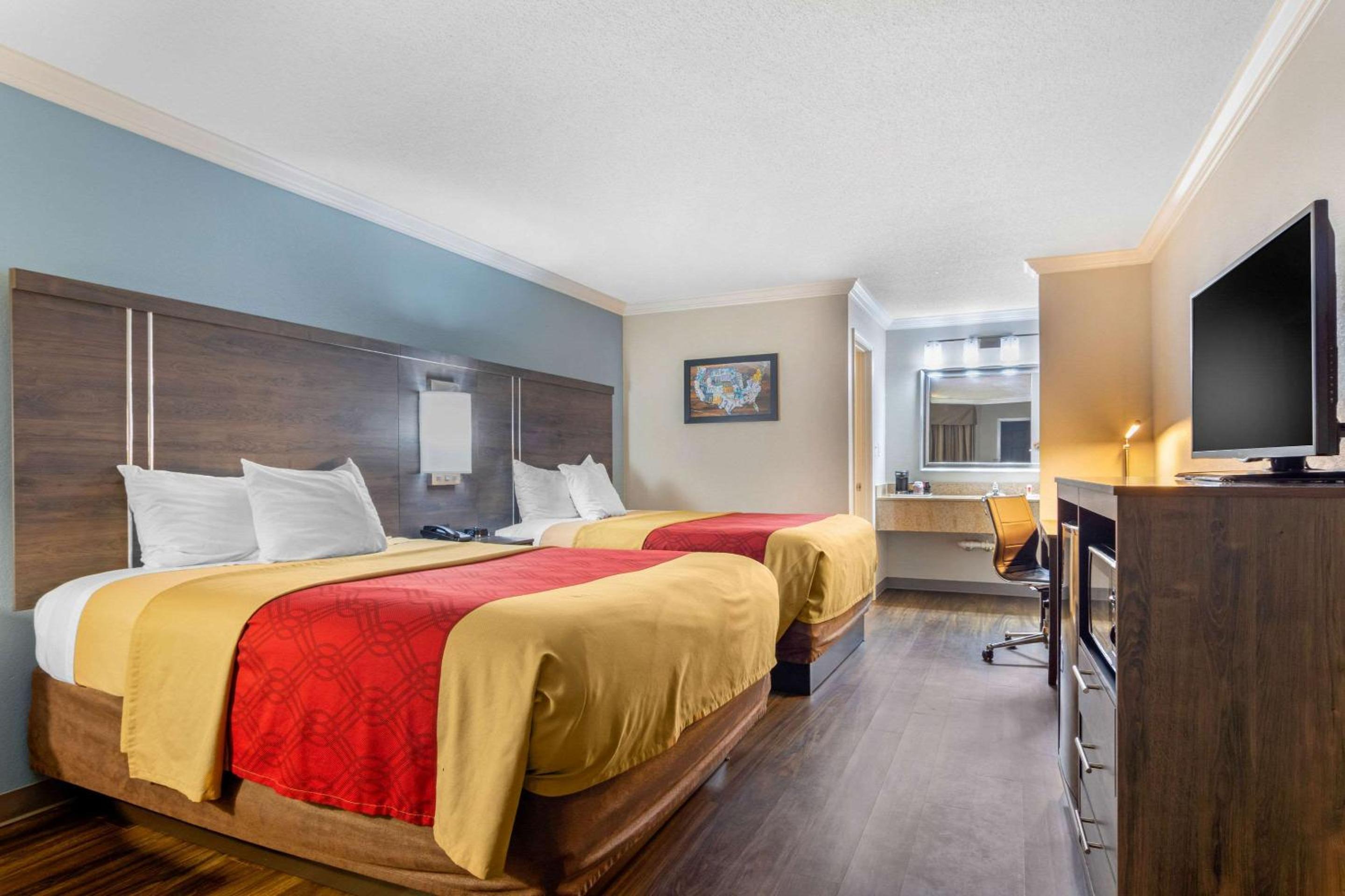 Queen Room with Two Queen Beds - Non-Smoking - Photo 1