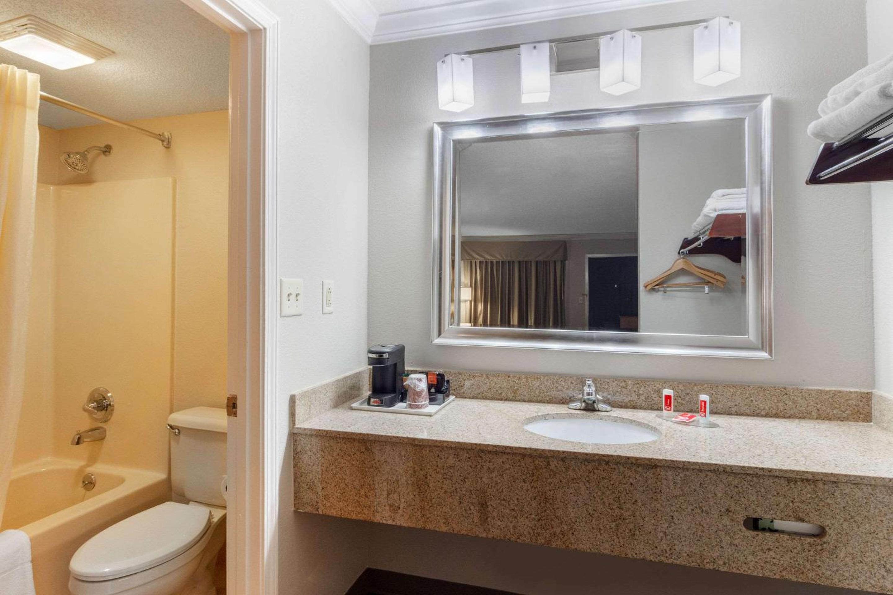 Queen Room with Two Queen Beds - Non-Smoking - Photo 4