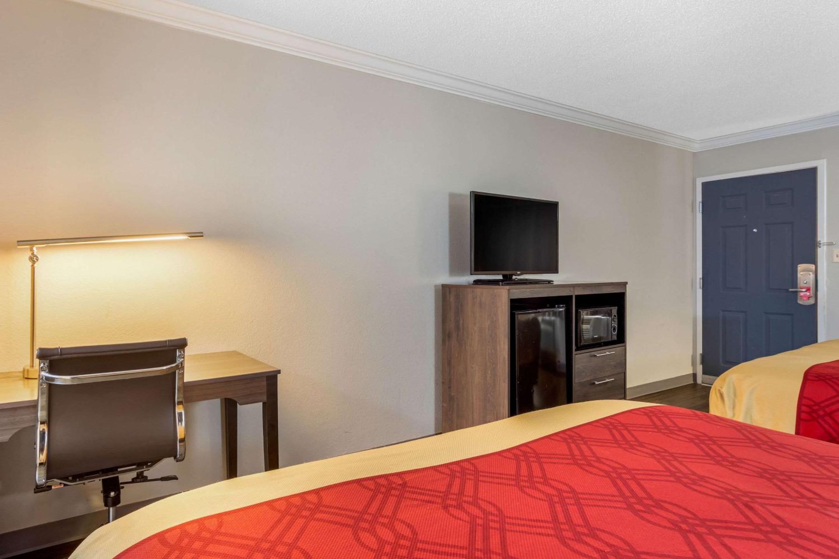 Queen Room with Two Queen Beds - Non-Smoking - Photo 3