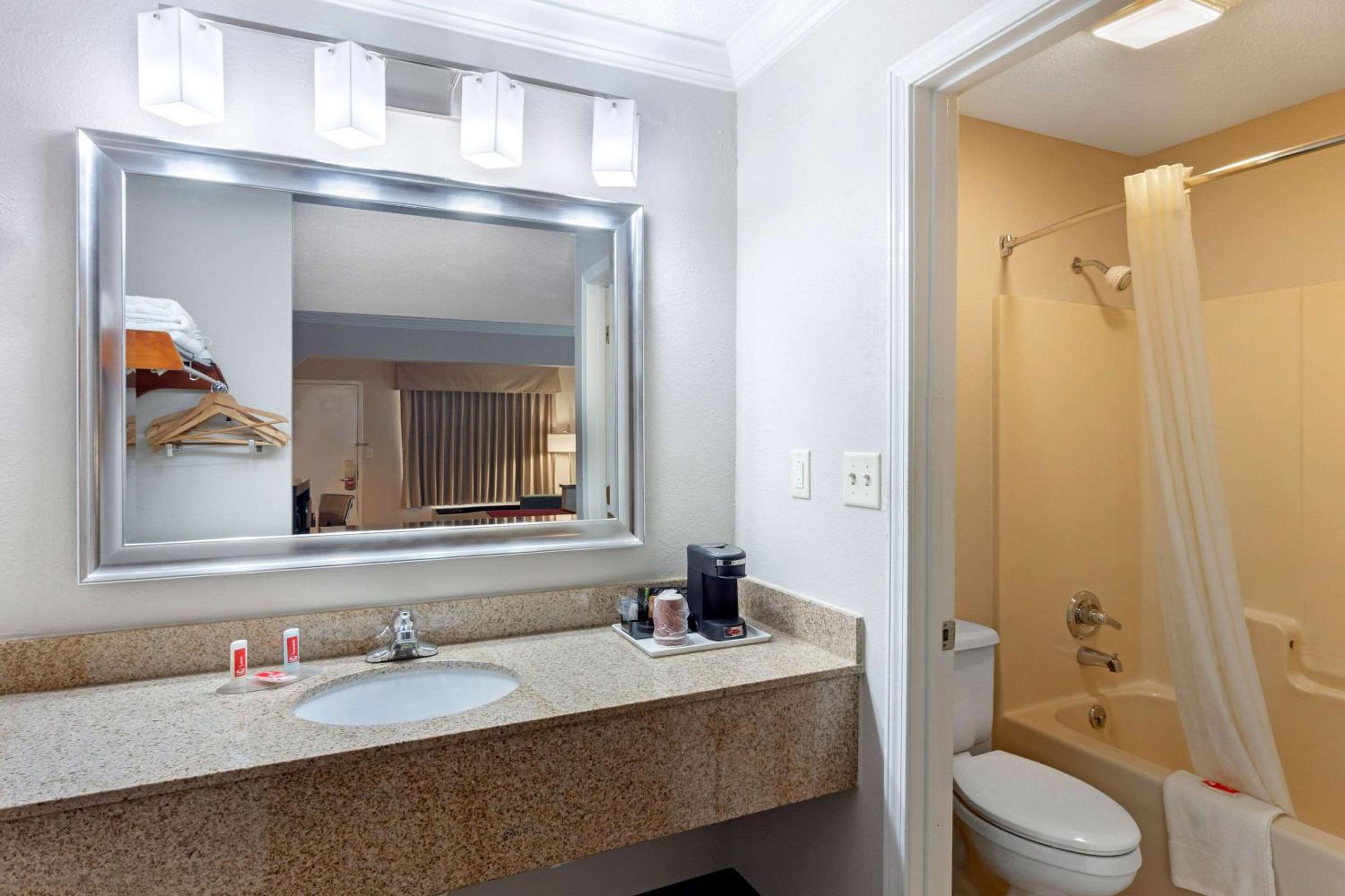 King Suite - Non Smoking - Photo 3