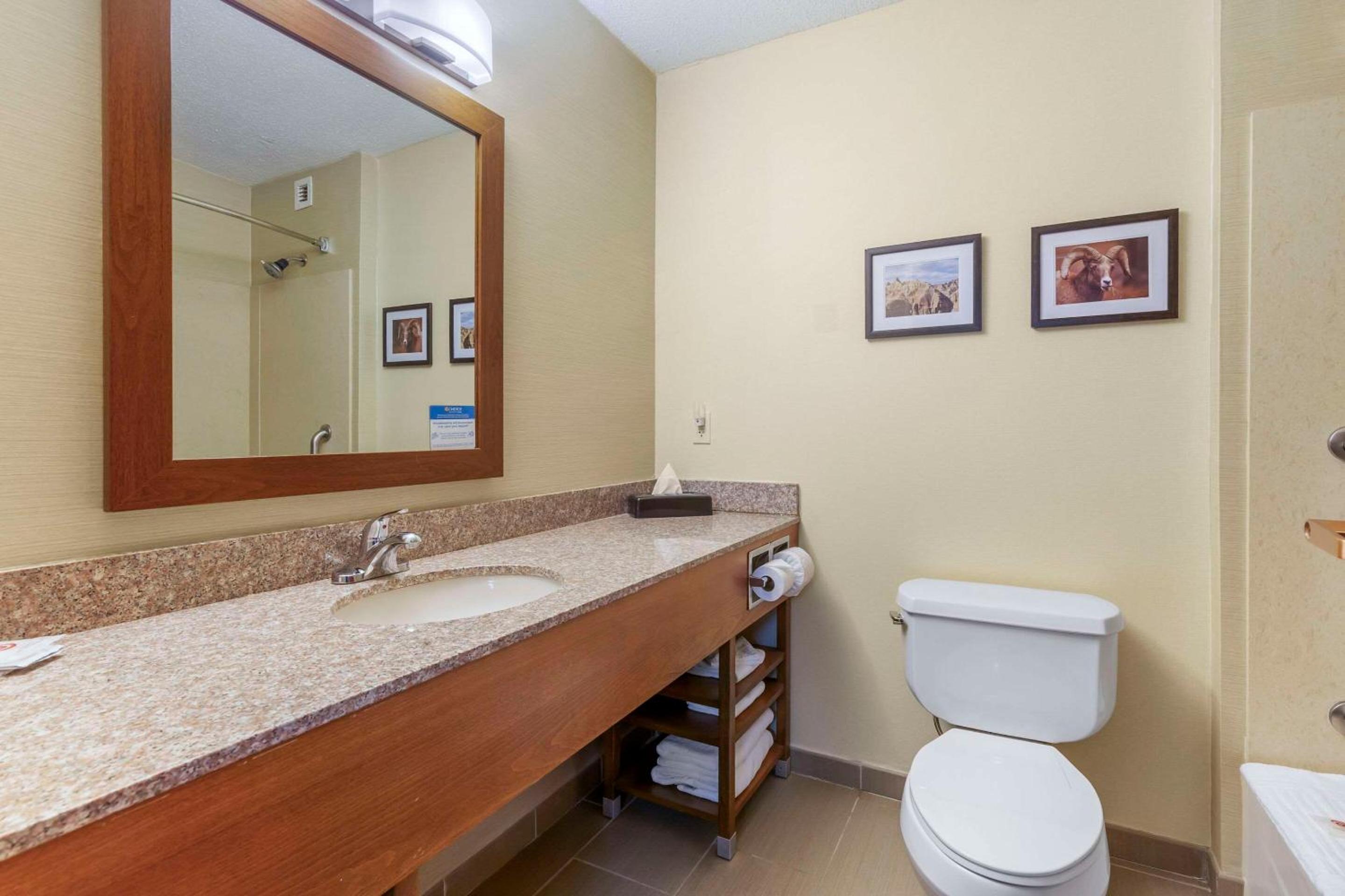 Queen Suite with Two Queen Beds - Non-Smoking - Photo 4