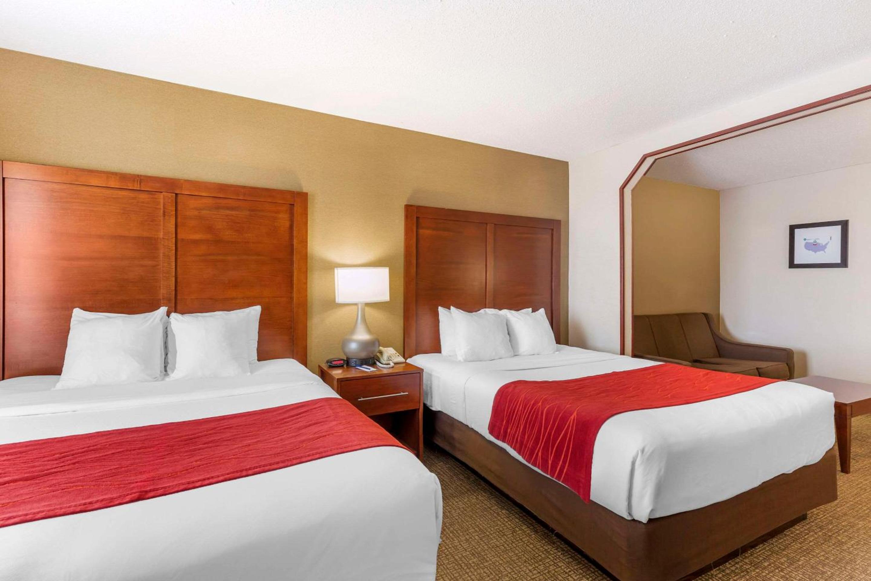 Queen Suite with Two Queen Beds - Non-Smoking - Photo 2