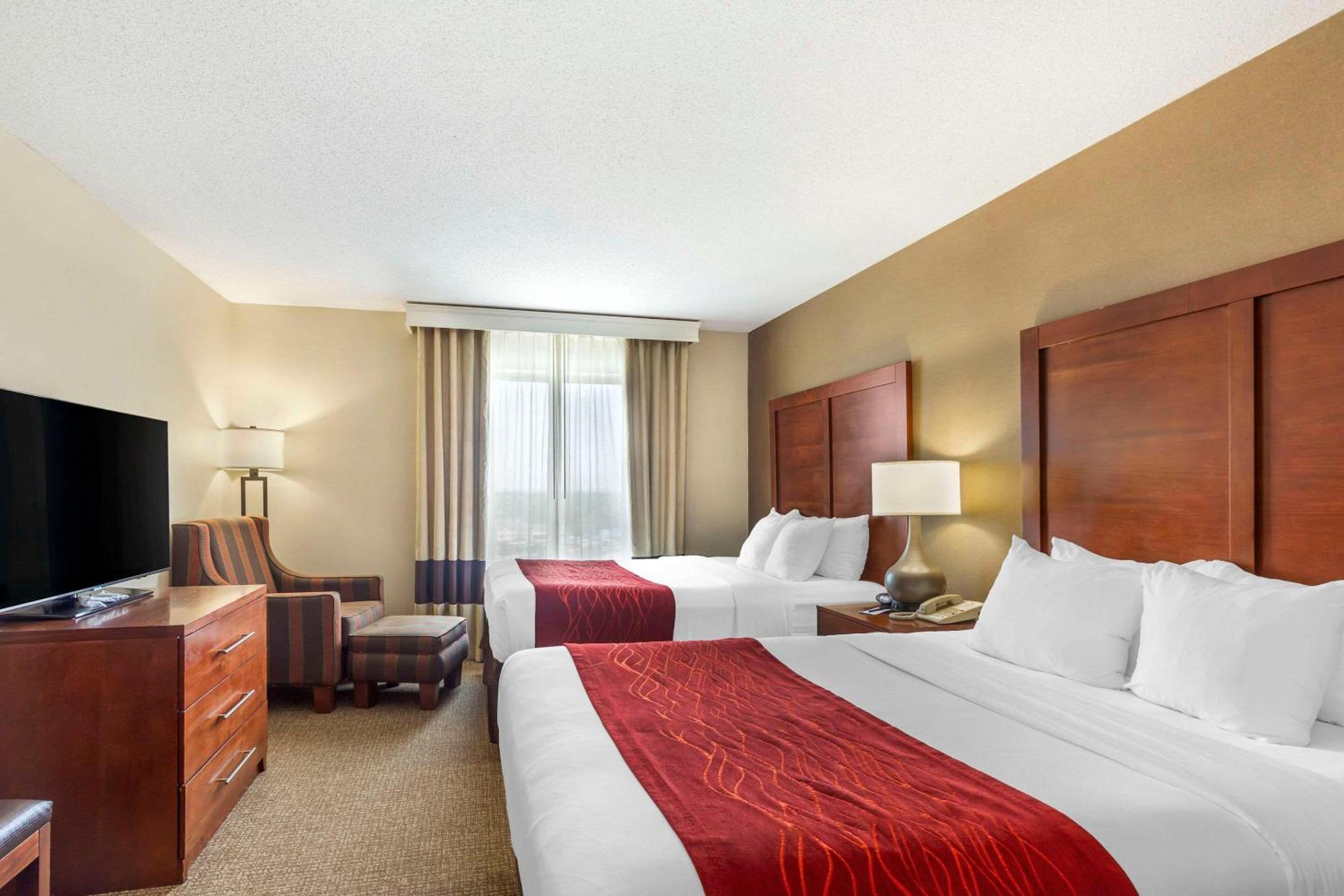 Queen Room with Two Queen Beds - Non-Smoking - Photo 2