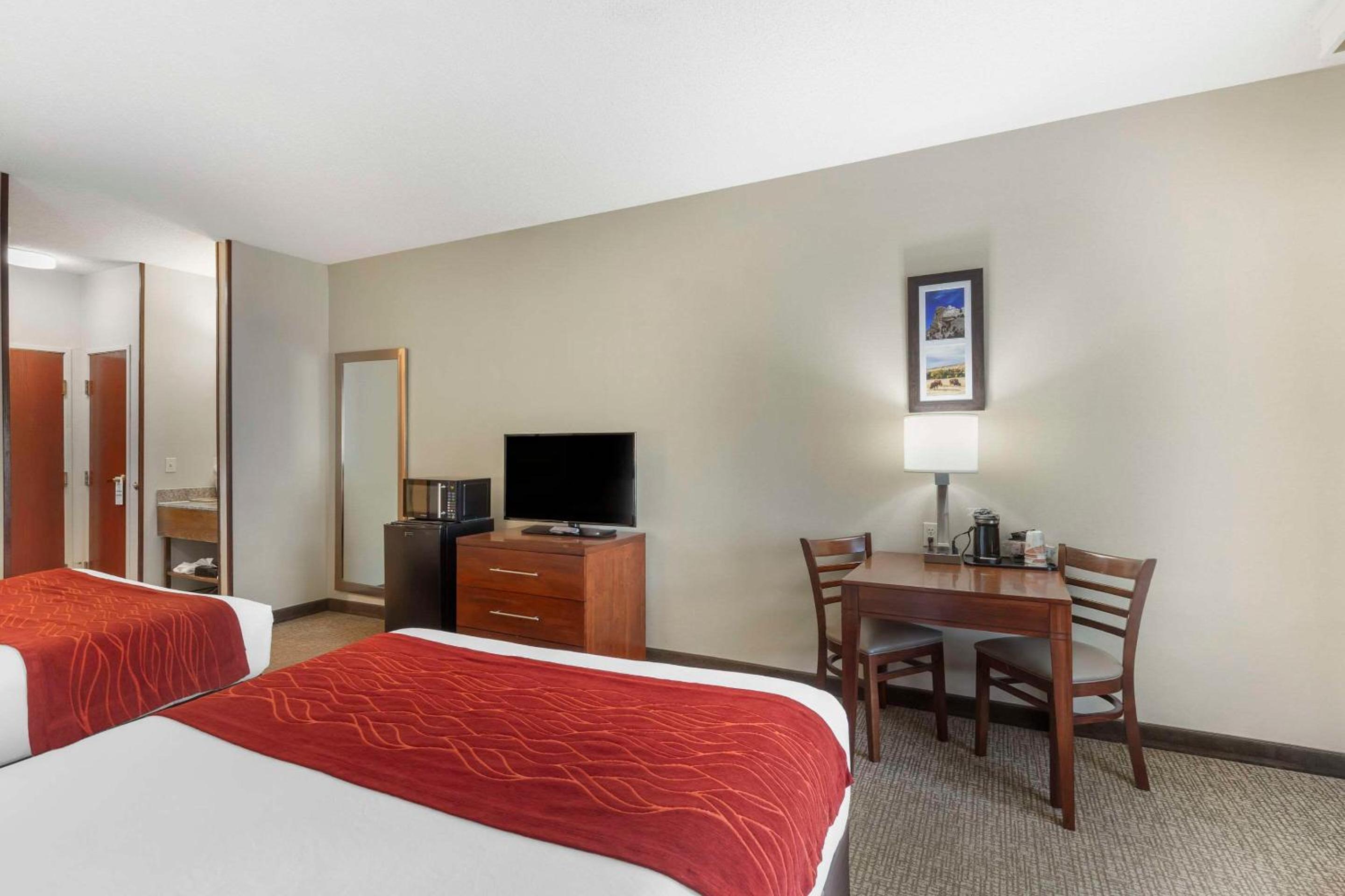 Queen Room with Two Queen Beds - Non-Smoking - Photo 3