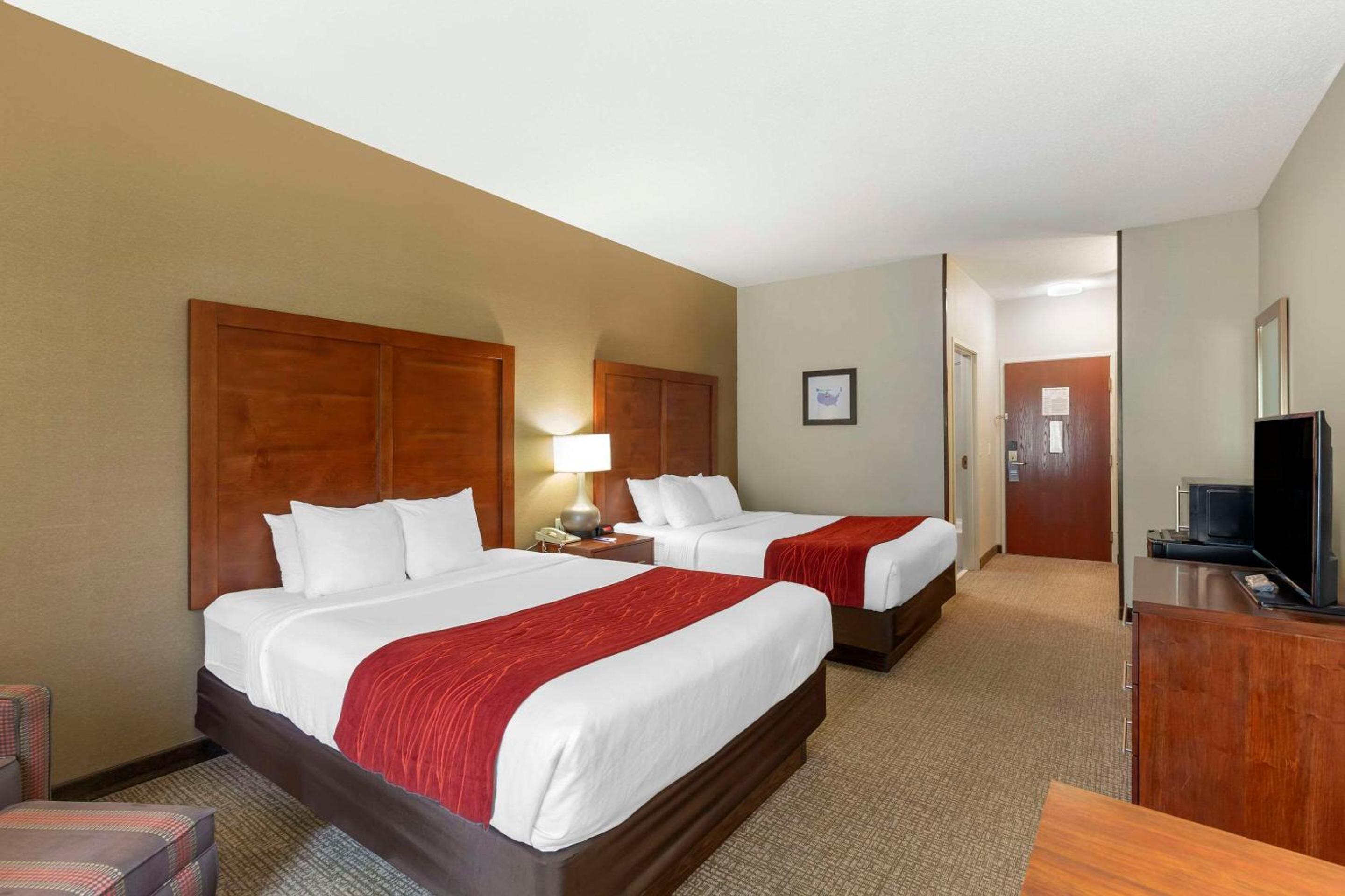 Queen Room with Two Queen Beds - Non-Smoking - Photo 1