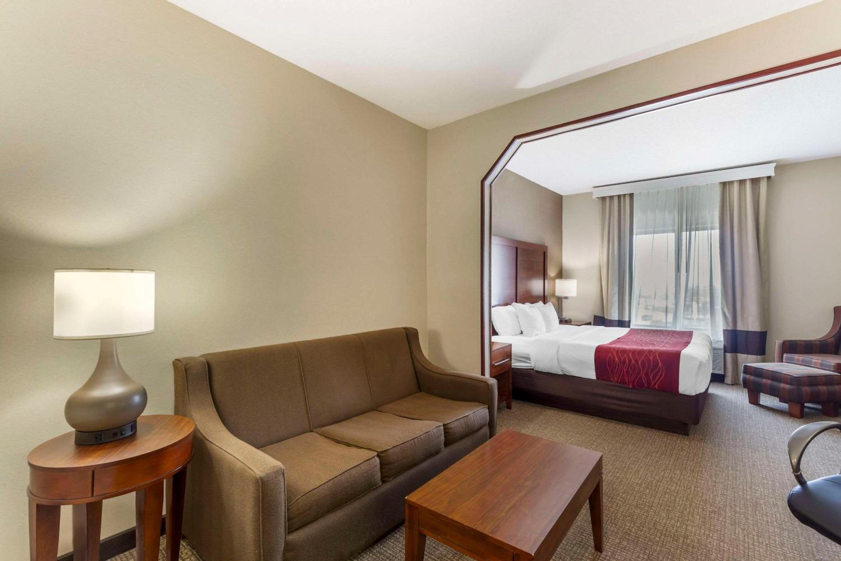 King Suite - Non-Smoking - Photo 3