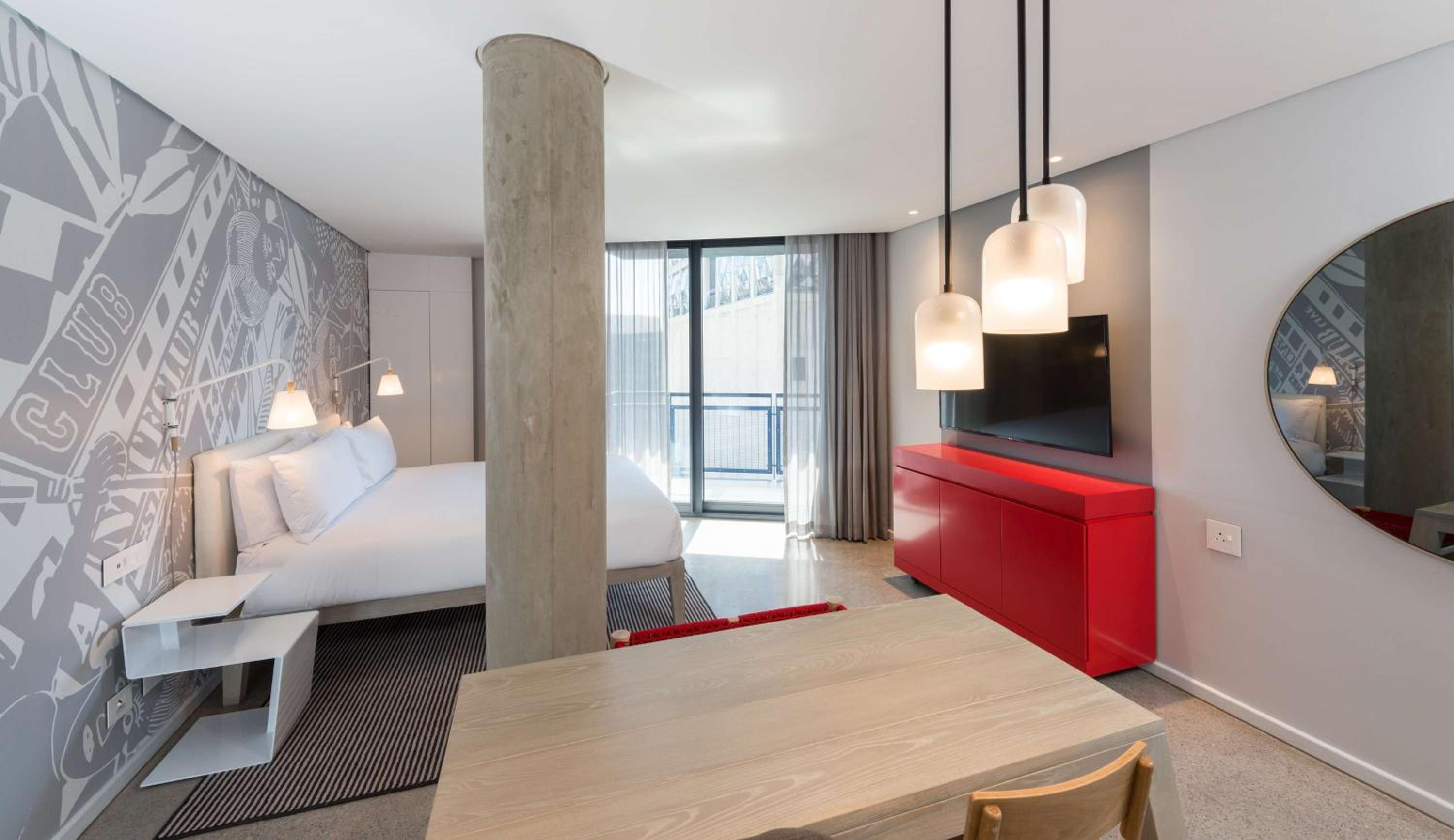 Junior Suite with Balcony and Waterfront View - Photo 7