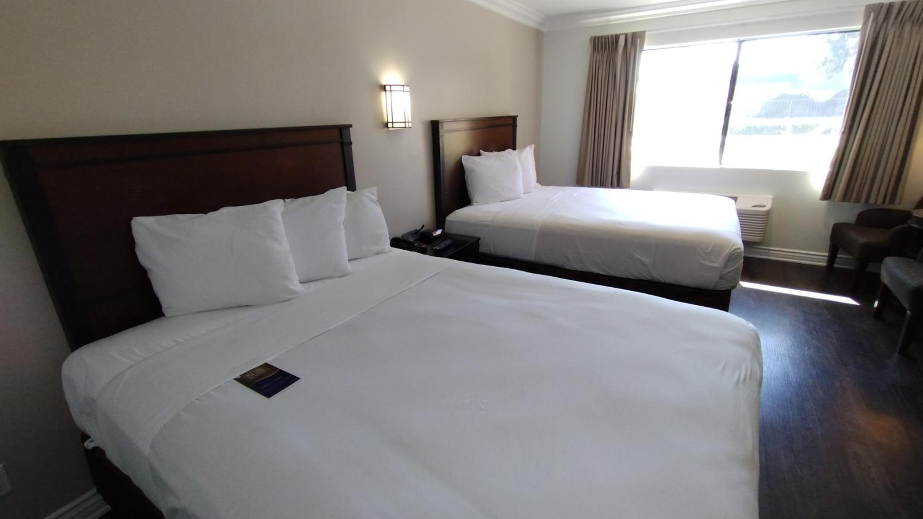 Queen Room with Two Queen Beds - Non-Smoking - Photo 10