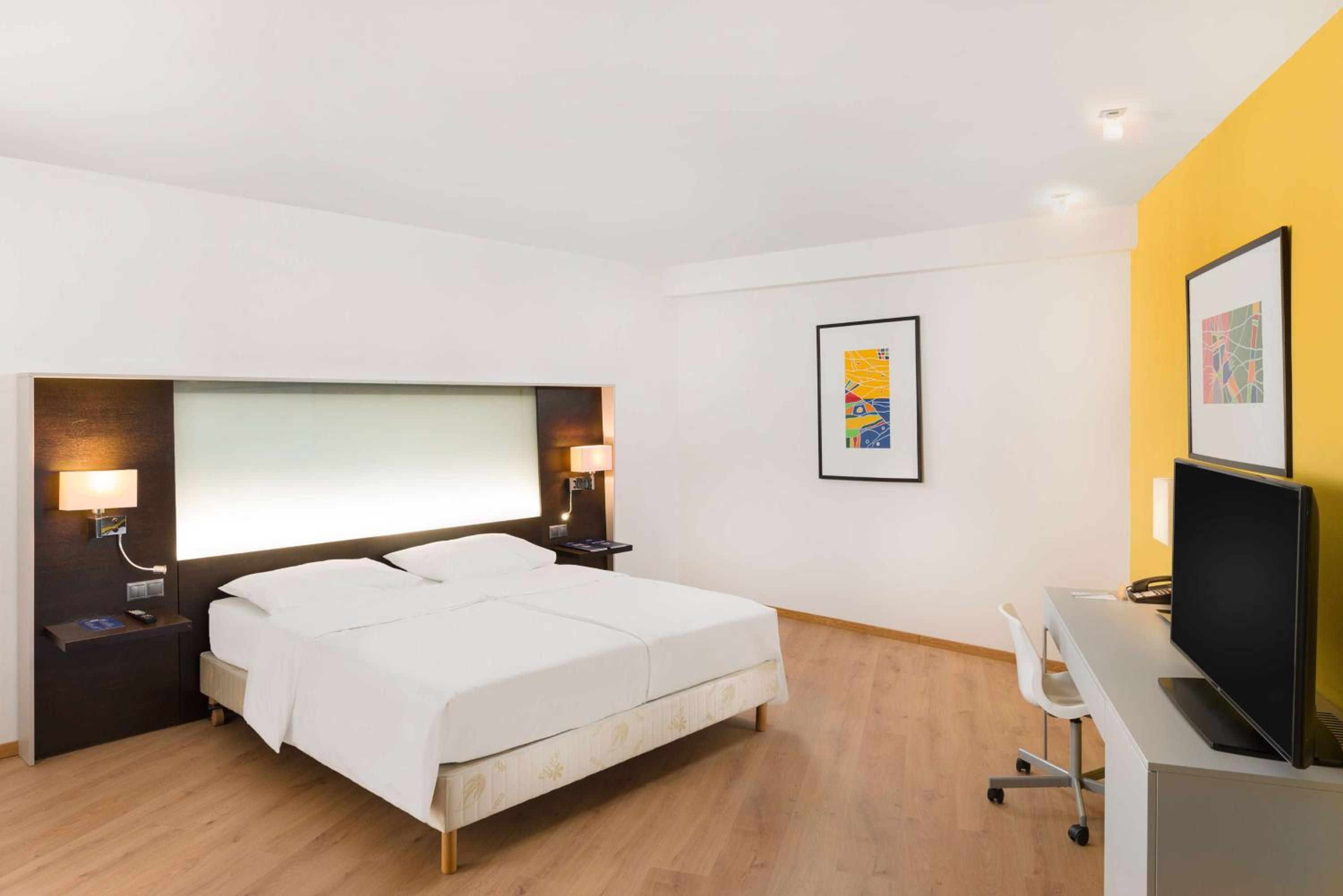 Standard Guest Room - Photo 8